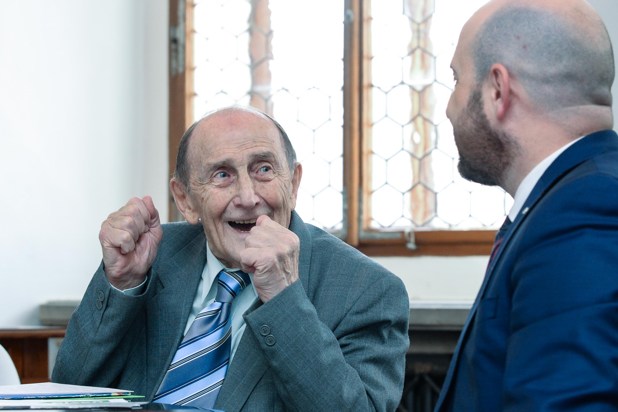 U příležitosti Dne učitelů přivítal primátor na radnici pedagoga a skauta Jana Kacerovského