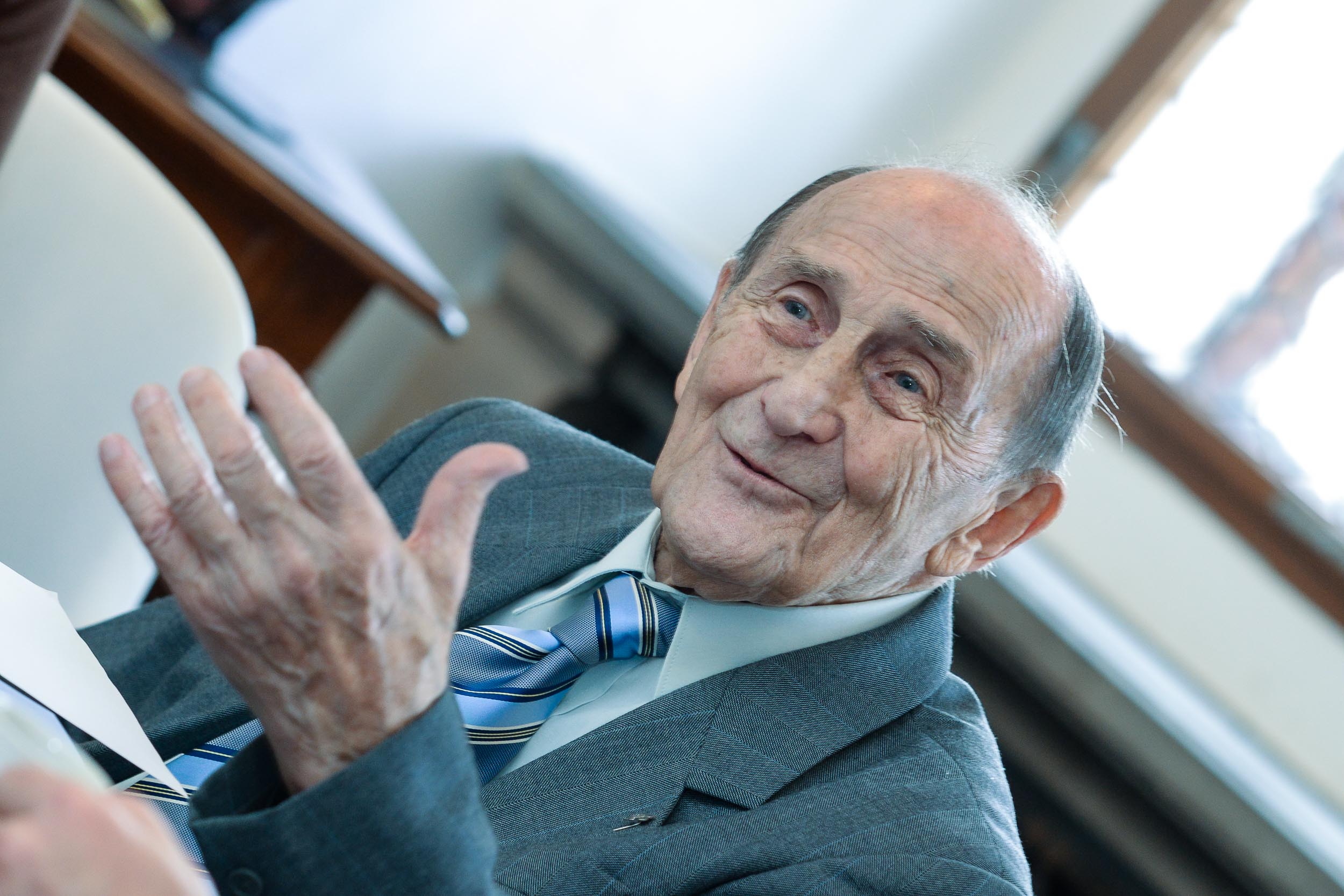 U příležitosti Dne učitelů přivítal primátor na radnici pedagoga a skautaJana Kacerovského (foto: M. Pecuch, 28.3.2023)