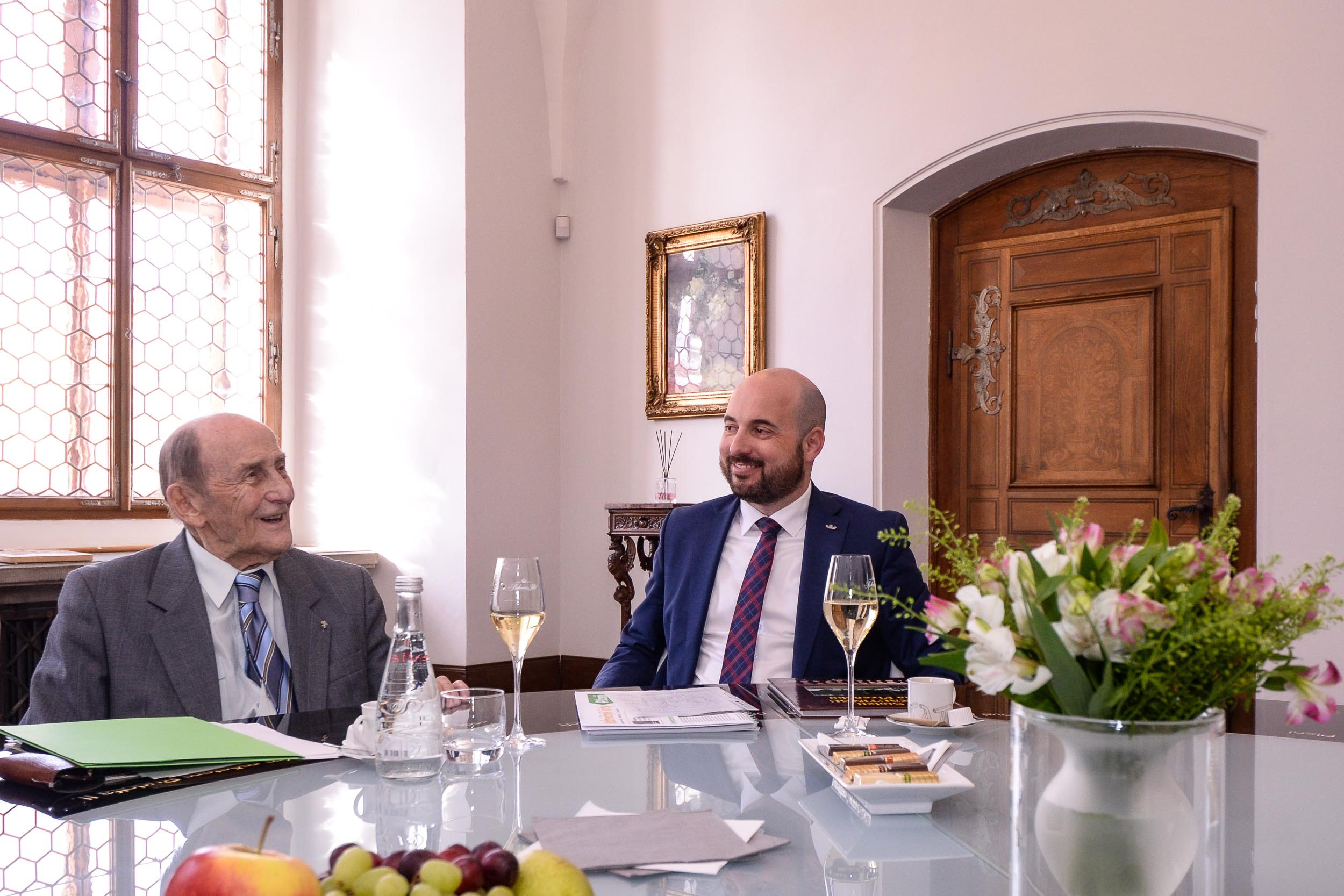 U příležitosti Dne učitelů přivítal primátor na radnici pedagoga a skautaJana Kacerovského (foto: M. Pecuch, 28.3.2023)