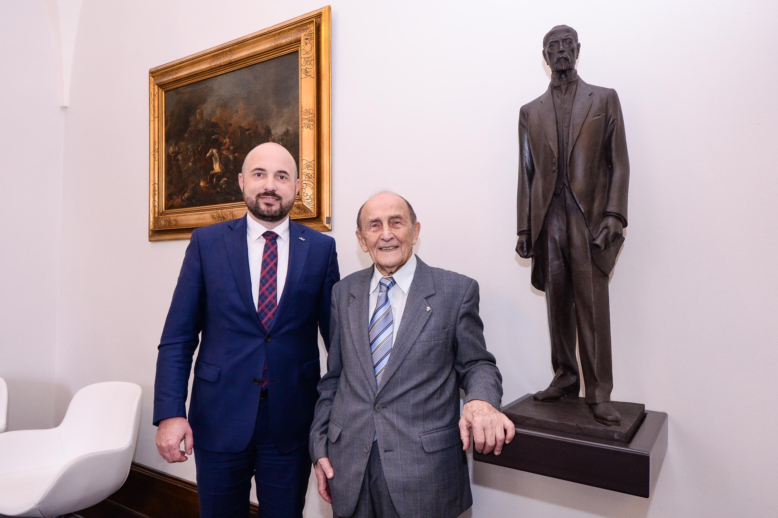 U příležitosti Dne učitelů přivítal primátor na radnici pedagoga a skautaJana Kacerovského (foto: M. Pecuch, 28.3.2023)