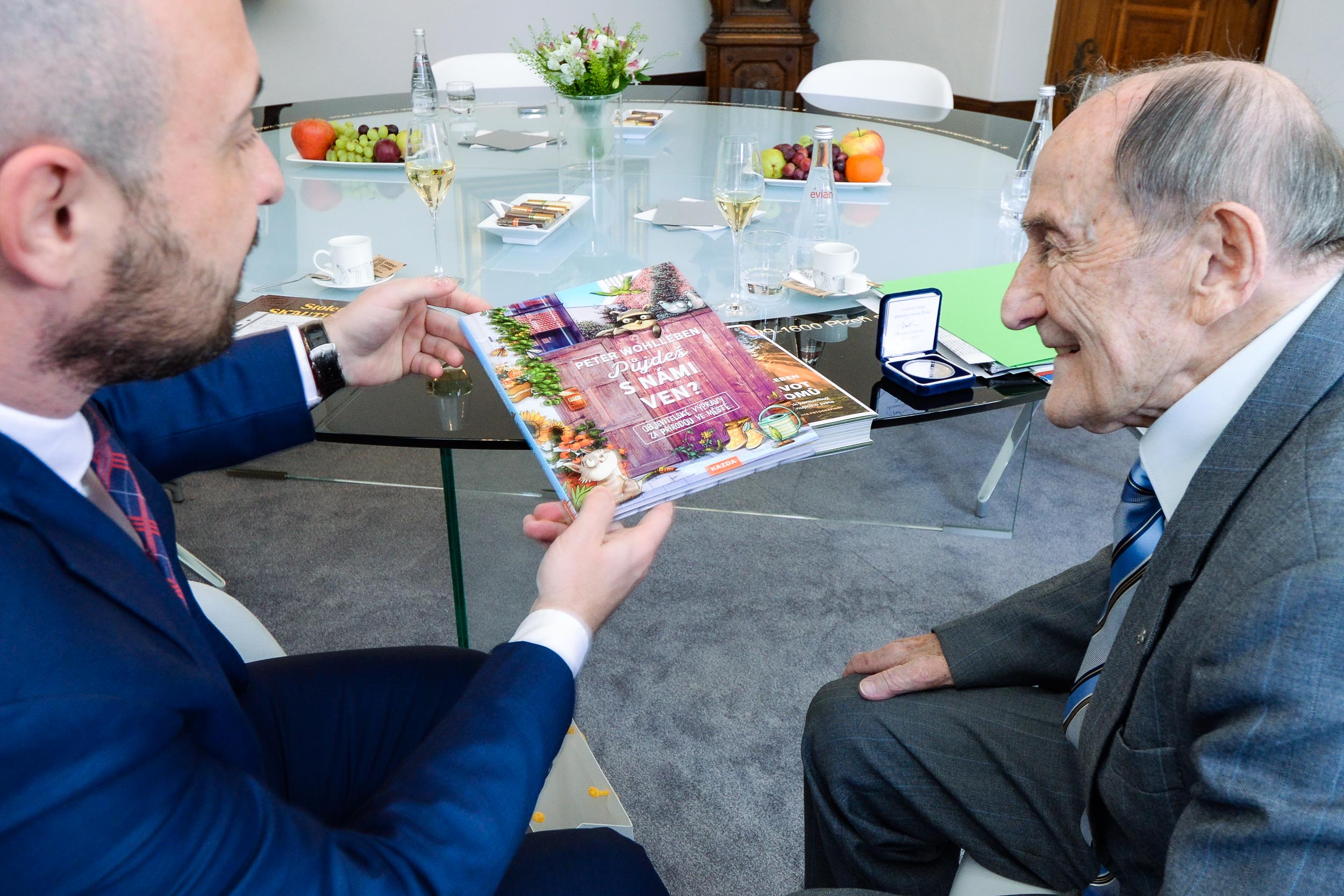 U příležitosti Dne učitelů přivítal primátor na radnici pedagoga a skautaJana Kacerovského (foto: M. Pecuch, 28.3.2023)