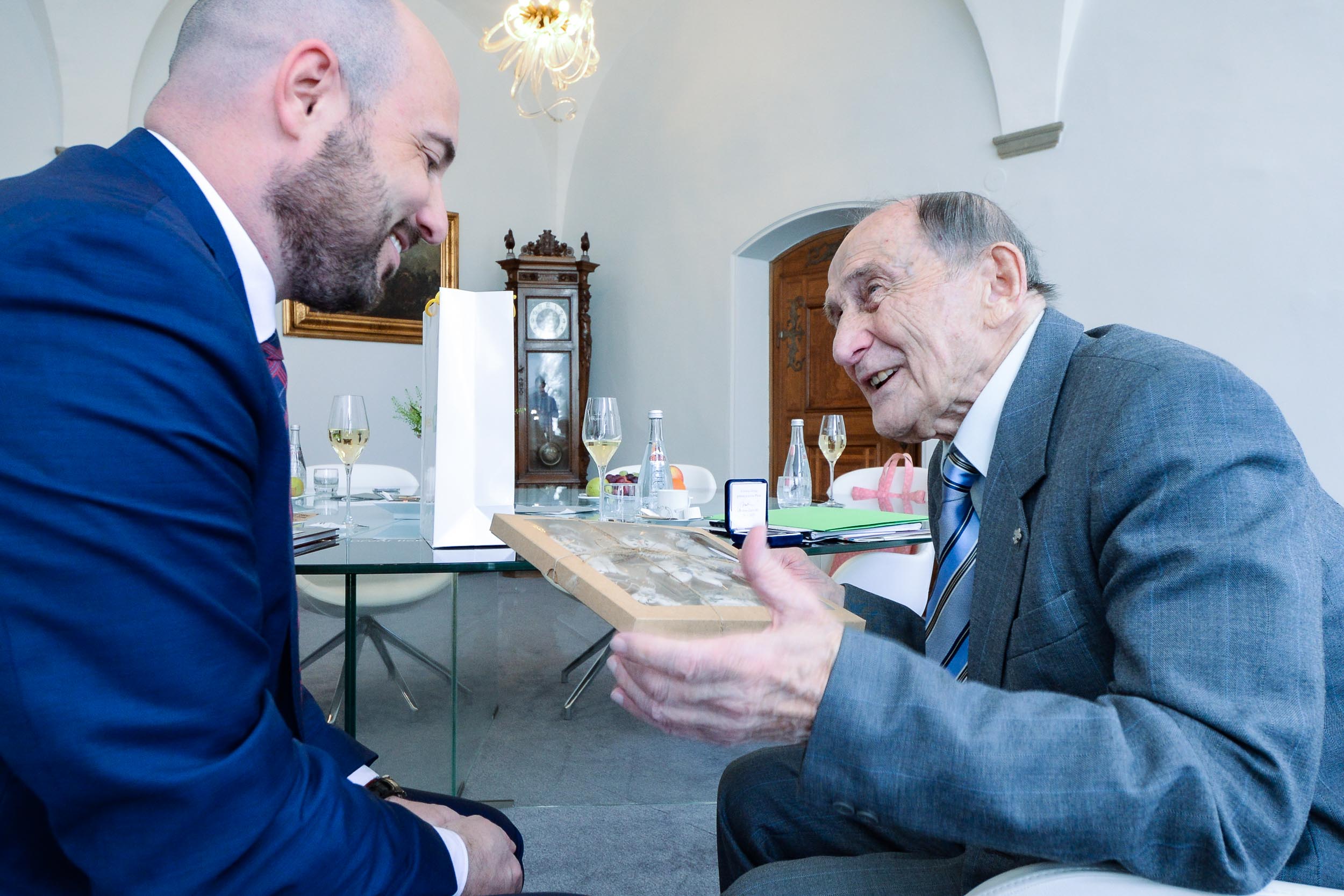 U příležitosti Dne učitelů přivítal primátor na radnici pedagoga a skautaJana Kacerovského (foto: M. Pecuch, 28.3.2023)