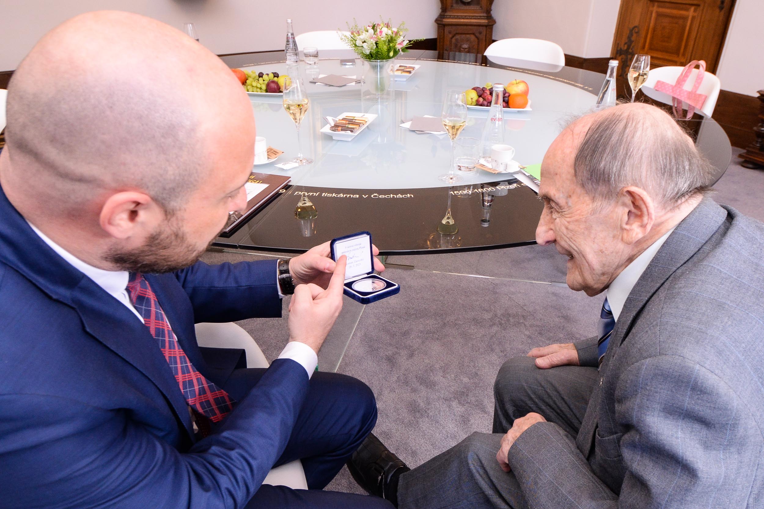 U příležitosti Dne učitelů přivítal primátor na radnici pedagoga a skautaJana Kacerovského (foto: M. Pecuch, 28.3.2023)