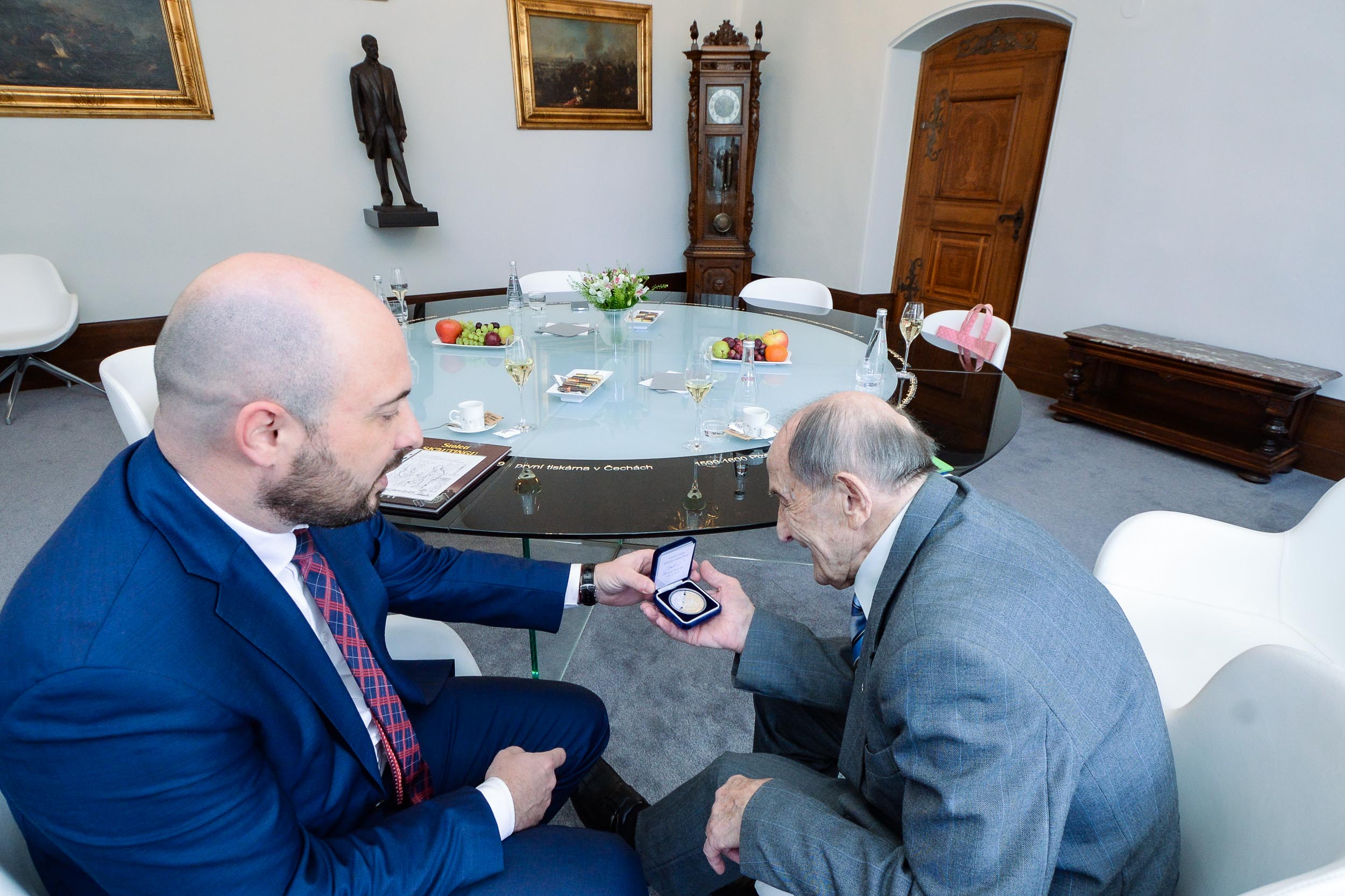 U příležitosti Dne učitelů přivítal primátor na radnici pedagoga a skautaJana Kacerovského (foto: M. Pecuch, 28.3.2023)