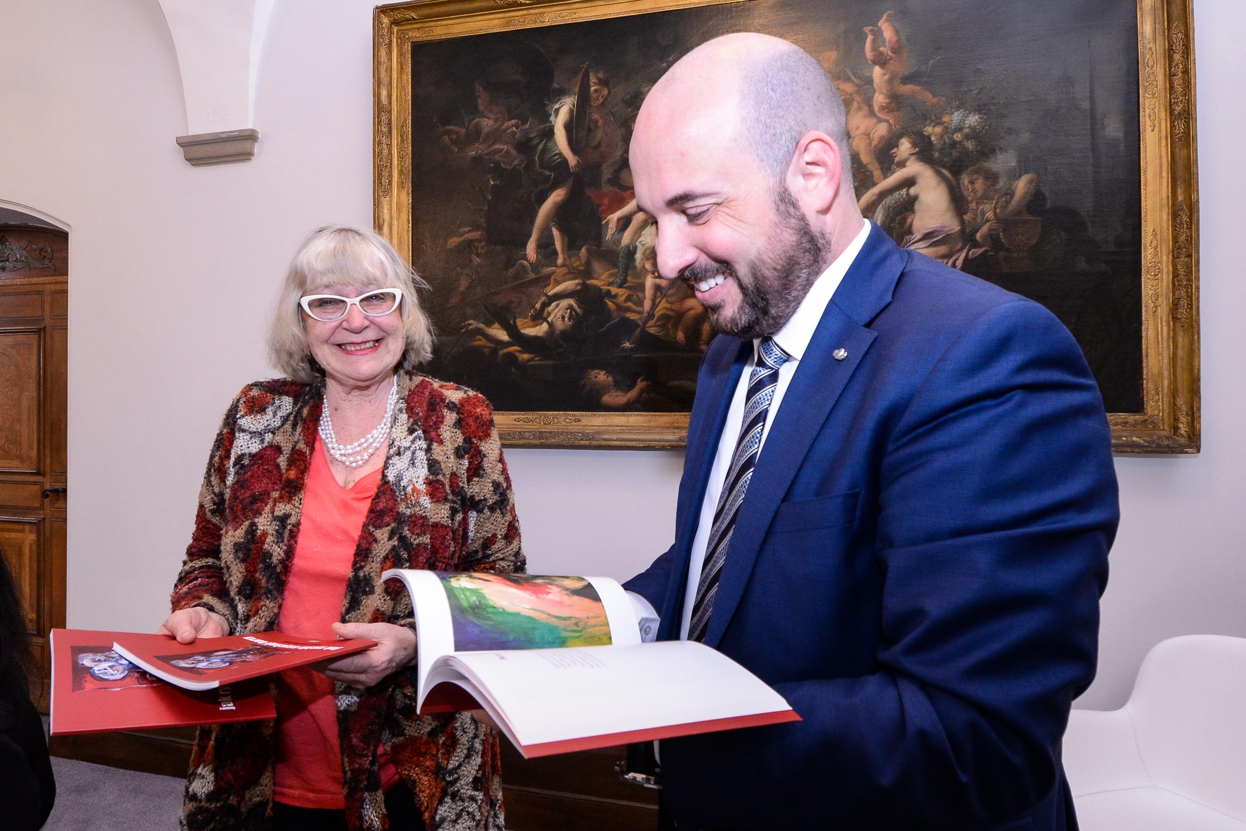 Primátor města Plzně Roman Zarzycký popřál k významnému životnímu jubileu plzeňské výtvarnici Květě Monhartové (foto: M. Pecuch, 30.3.2023)