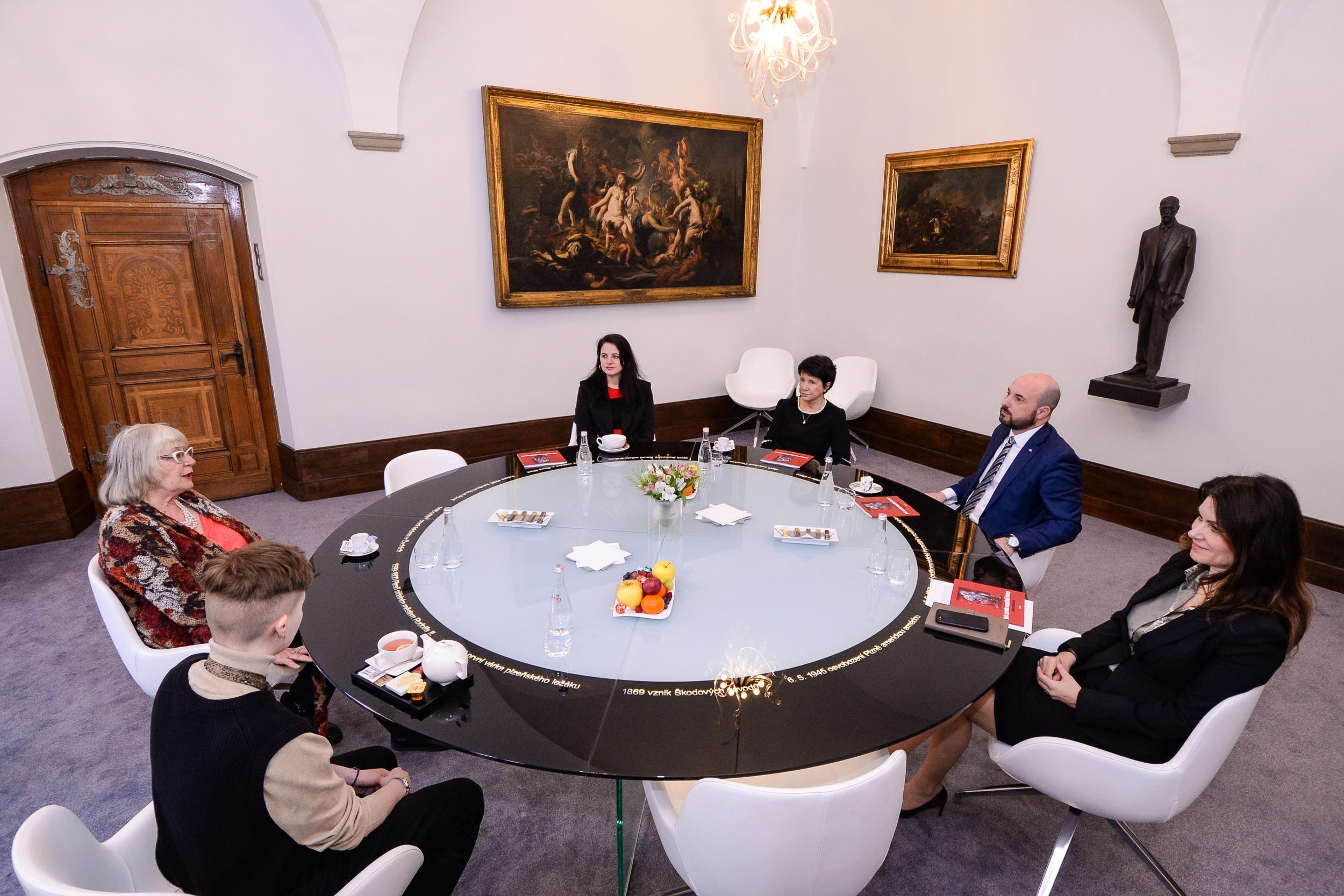 Primátor města Plzně Roman Zarzycký popřál k významnému životnímu jubileu plzeňské výtvarnici Květě Monhartové (foto: M. Pecuch, 30.3.2023)