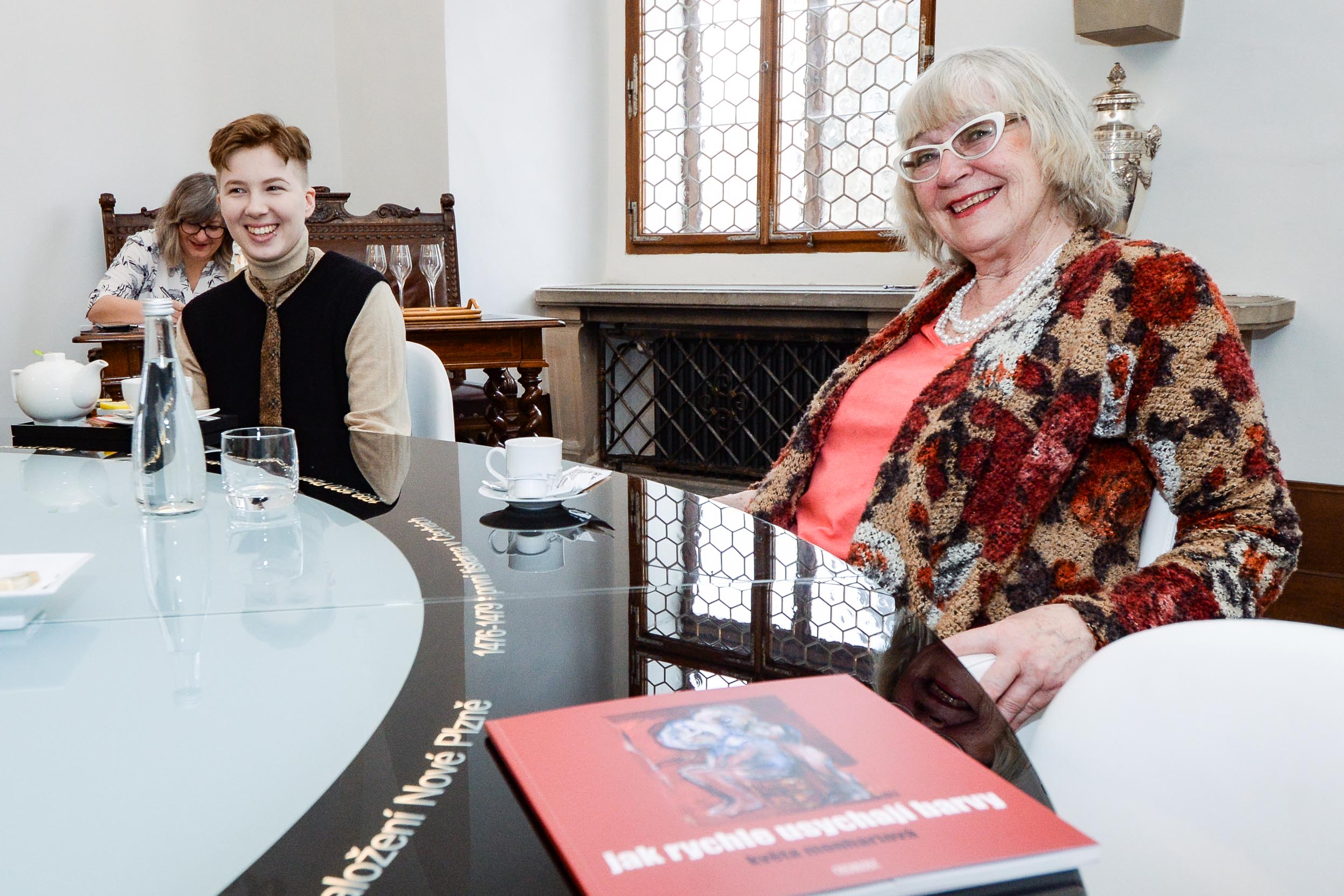 Primátor města Plzně Roman Zarzycký popřál k významnému životnímu jubileu plzeňské výtvarnici Květě Monhartové (foto: M. Pecuch, 30.3.2023)