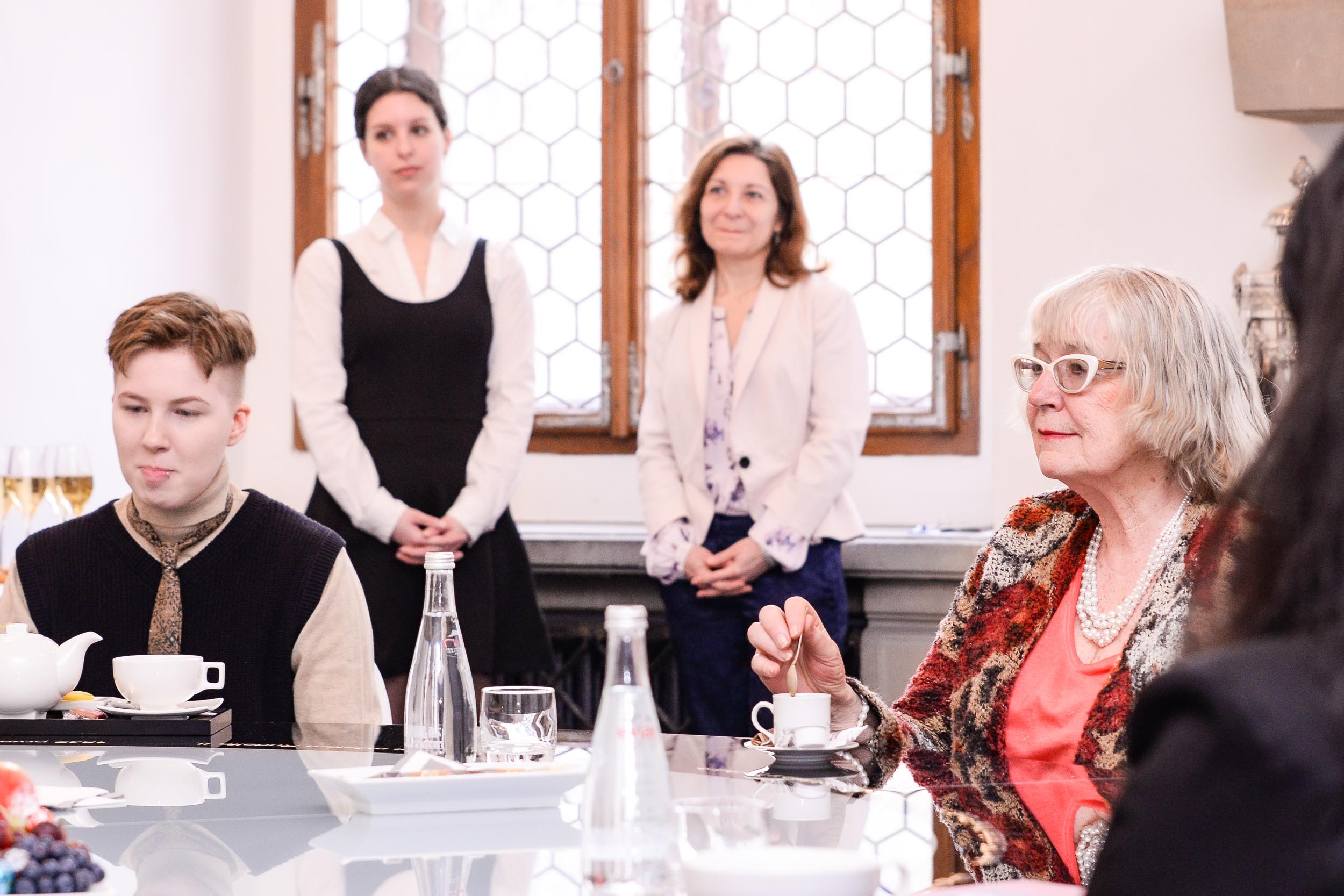 Primátor města Plzně Roman Zarzycký popřál k významnému životnímu jubileu plzeňské výtvarnici Květě Monhartové (foto: M. Pecuch, 30.3.2023)
