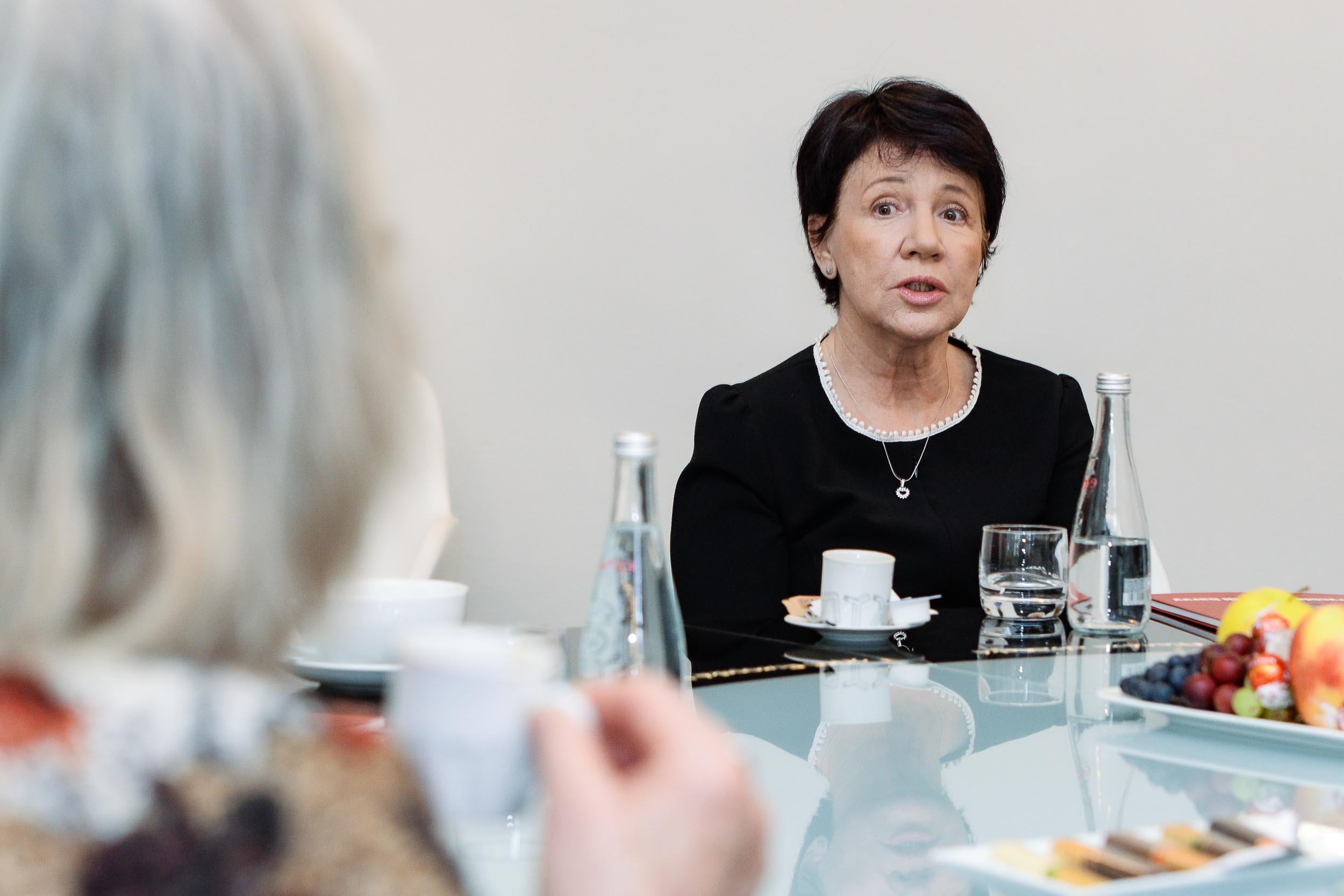 Primátor města Plzně Roman Zarzycký popřál k významnému životnímu jubileu plzeňské výtvarnici Květě Monhartové (foto: M. Pecuch, 30.3.2023)