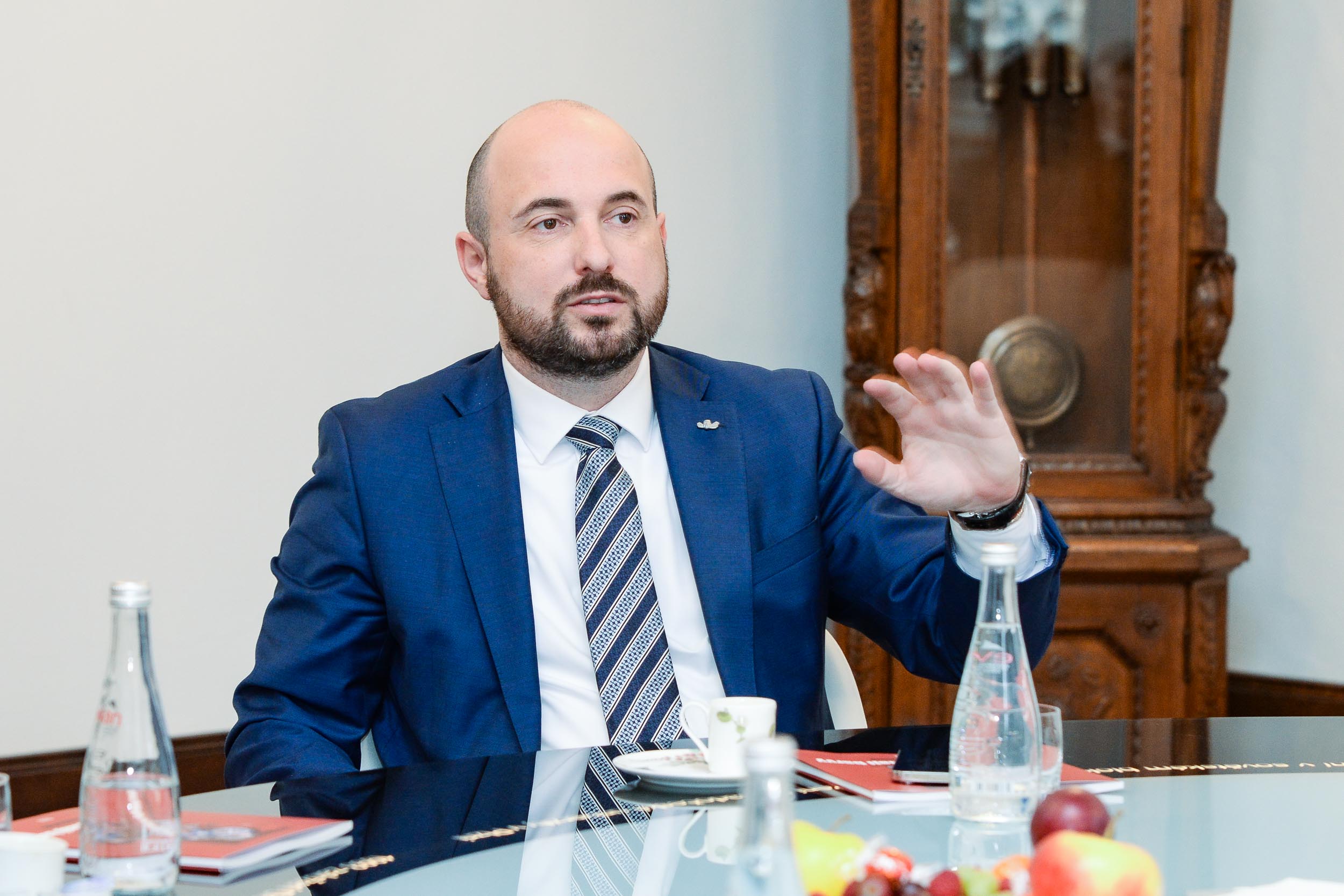 Primátor města Plzně Roman Zarzycký popřál k významnému životnímu jubileu plzeňské výtvarnici Květě Monhartové (foto: M. Pecuch, 30.3.2023)