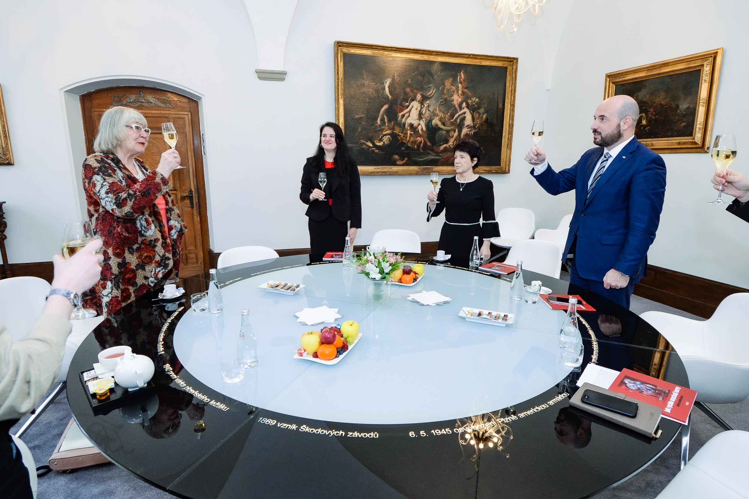 Primátor města Plzně Roman Zarzycký popřál k významnému životnímu jubileu plzeňské výtvarnici Květě Monhartové (foto: M. Pecuch, 30.3.2023)
