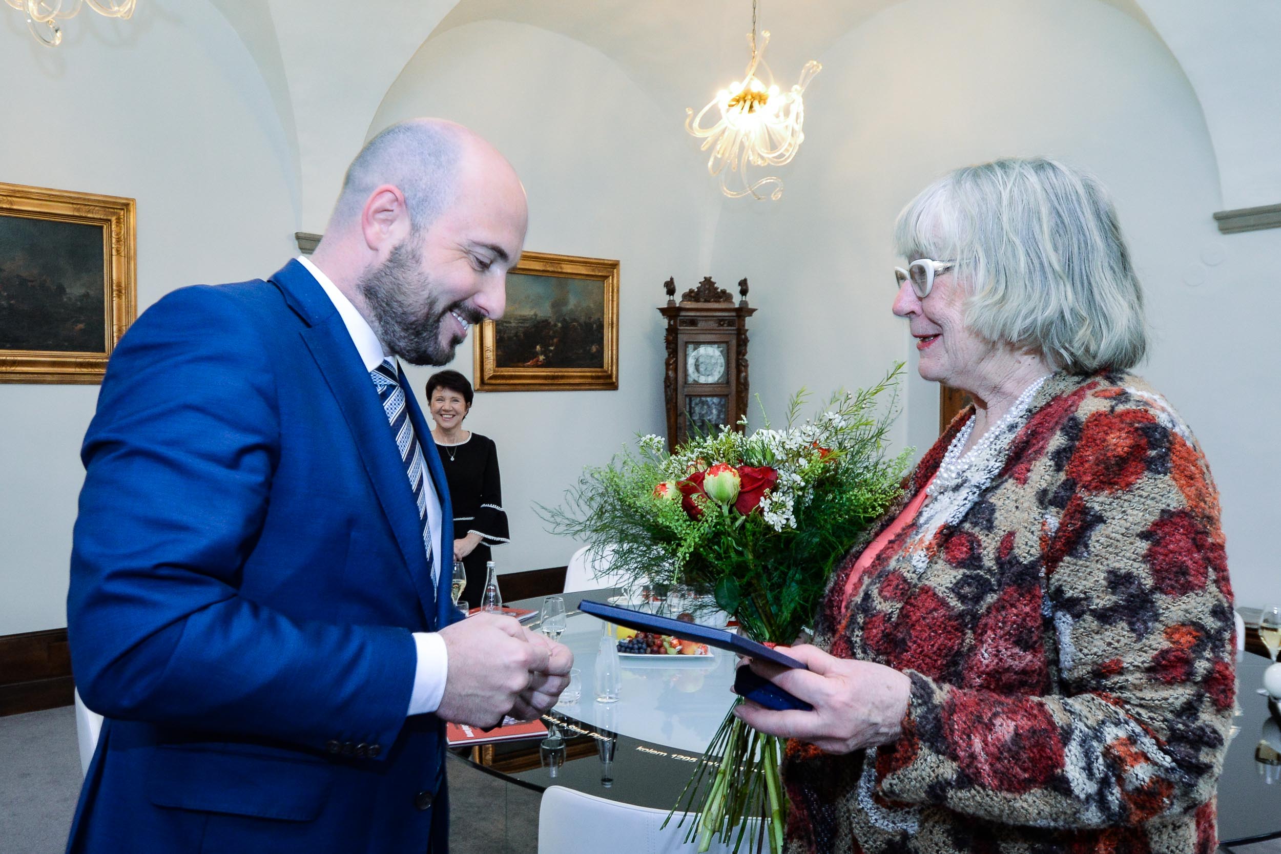 Primátor města Plzně Roman Zarzycký popřál k významnému životnímu jubileu plzeňské výtvarnici Květě Monhartové (foto: M. Pecuch, 30.3.2023)