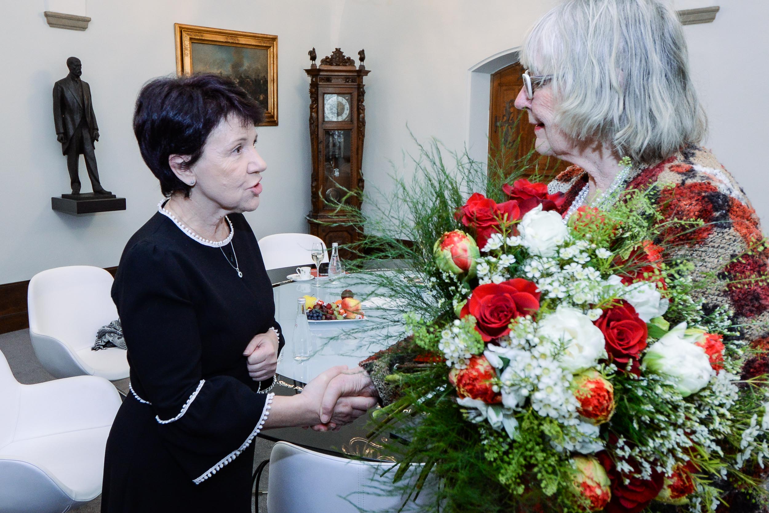Primátor města Plzně Roman Zarzycký popřál k významnému životnímu jubileu plzeňské výtvarnici Květě Monhartové (foto: M. Pecuch, 30.3.2023)