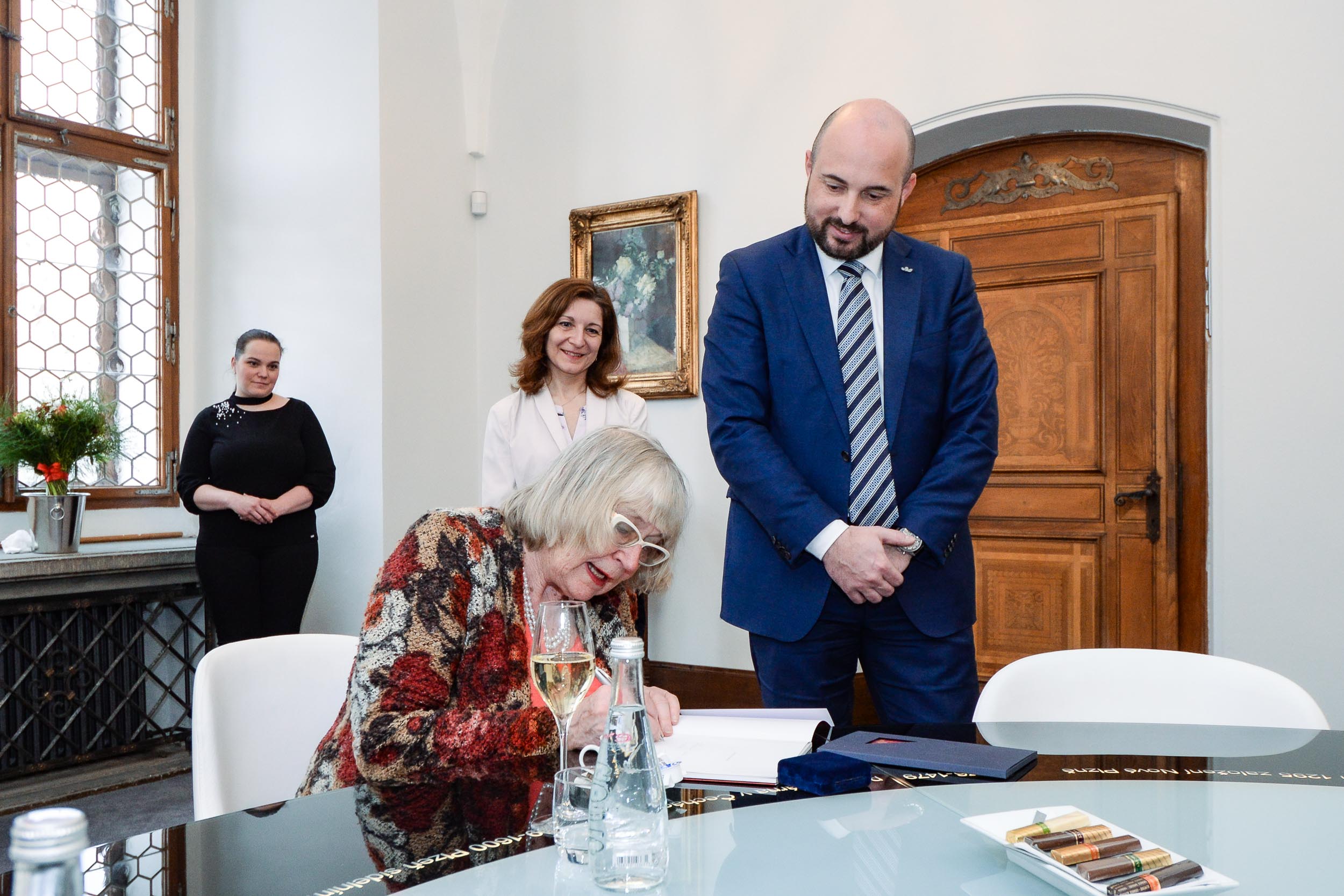 Primátor města Plzně Roman Zarzycký popřál k významnému životnímu jubileu plzeňské výtvarnici Květě Monhartové (foto: M. Pecuch, 30.3.2023)