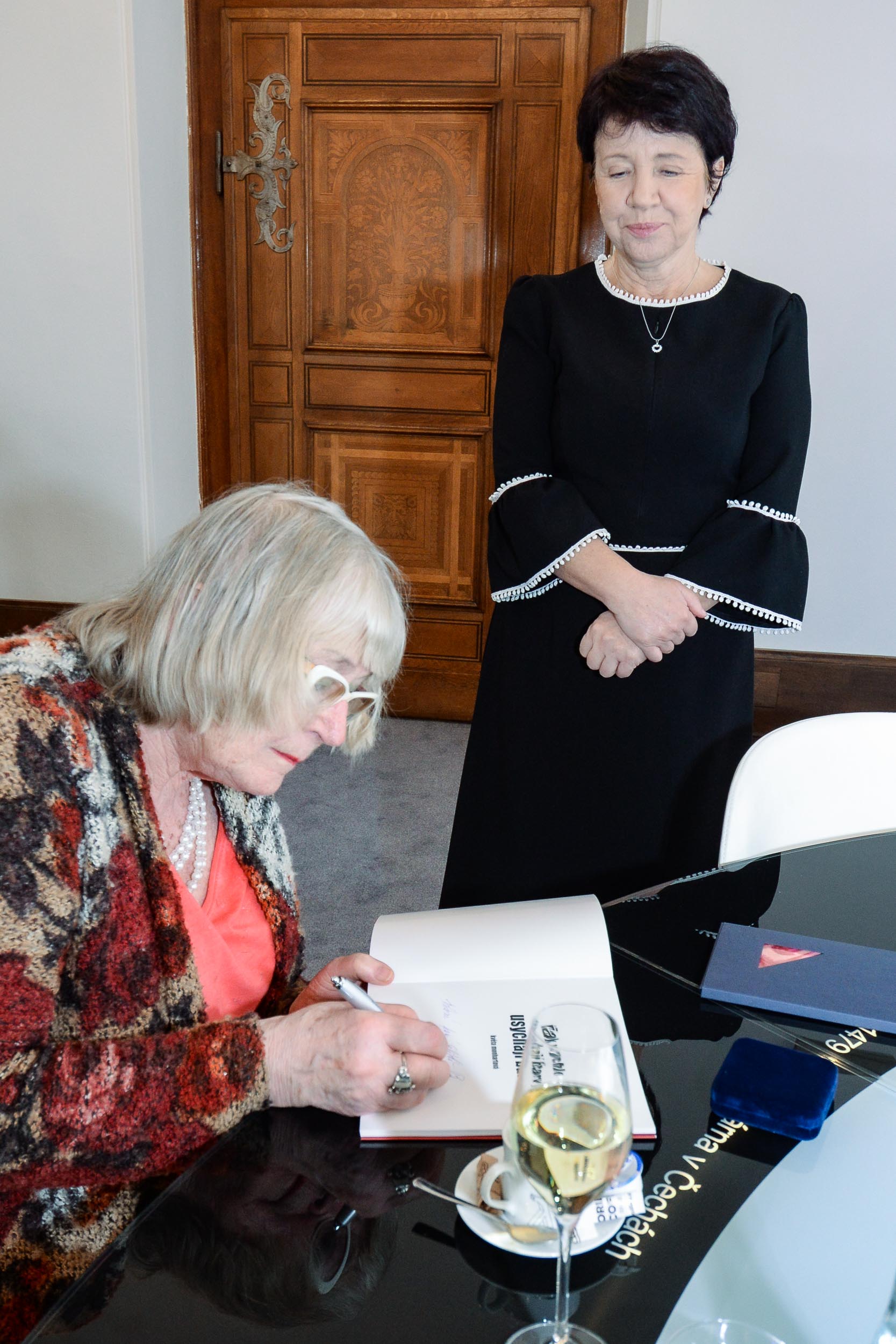 Primátor města Plzně Roman Zarzycký popřál k významnému životnímu jubileu plzeňské výtvarnici Květě Monhartové (foto: M. Pecuch, 30.3.2023)