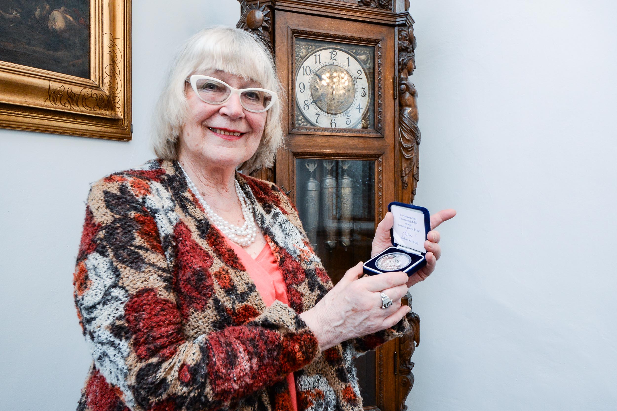 Primátor města Plzně Roman Zarzycký popřál k významnému životnímu jubileu plzeňské výtvarnici Květě Monhartové (foto: M. Pecuch, 30.3.2023)