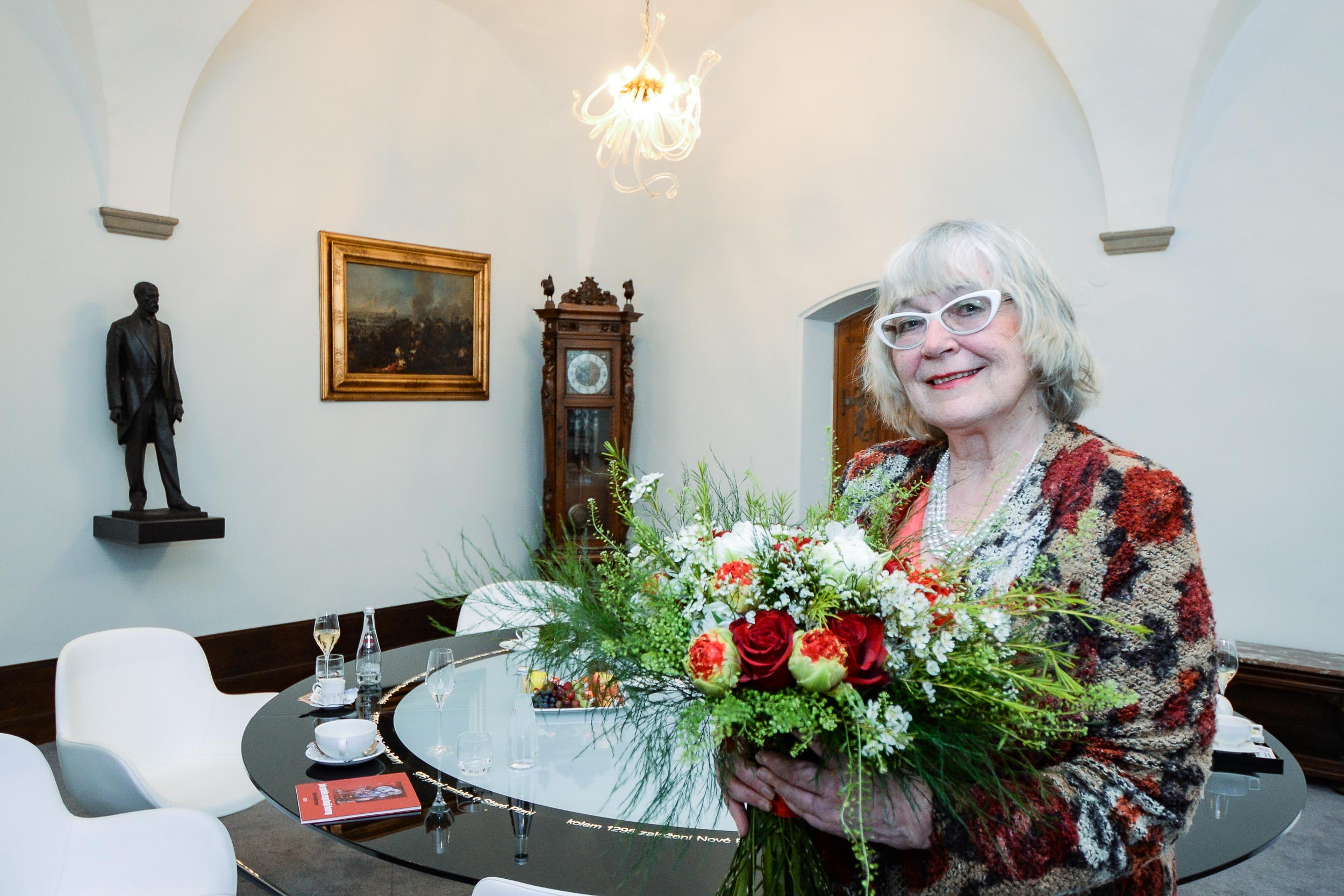 Primátor města Plzně Roman Zarzycký popřál k významnému životnímu jubileu plzeňské výtvarnici Květě Monhartové (foto: M. Pecuch, 30.3.2023)