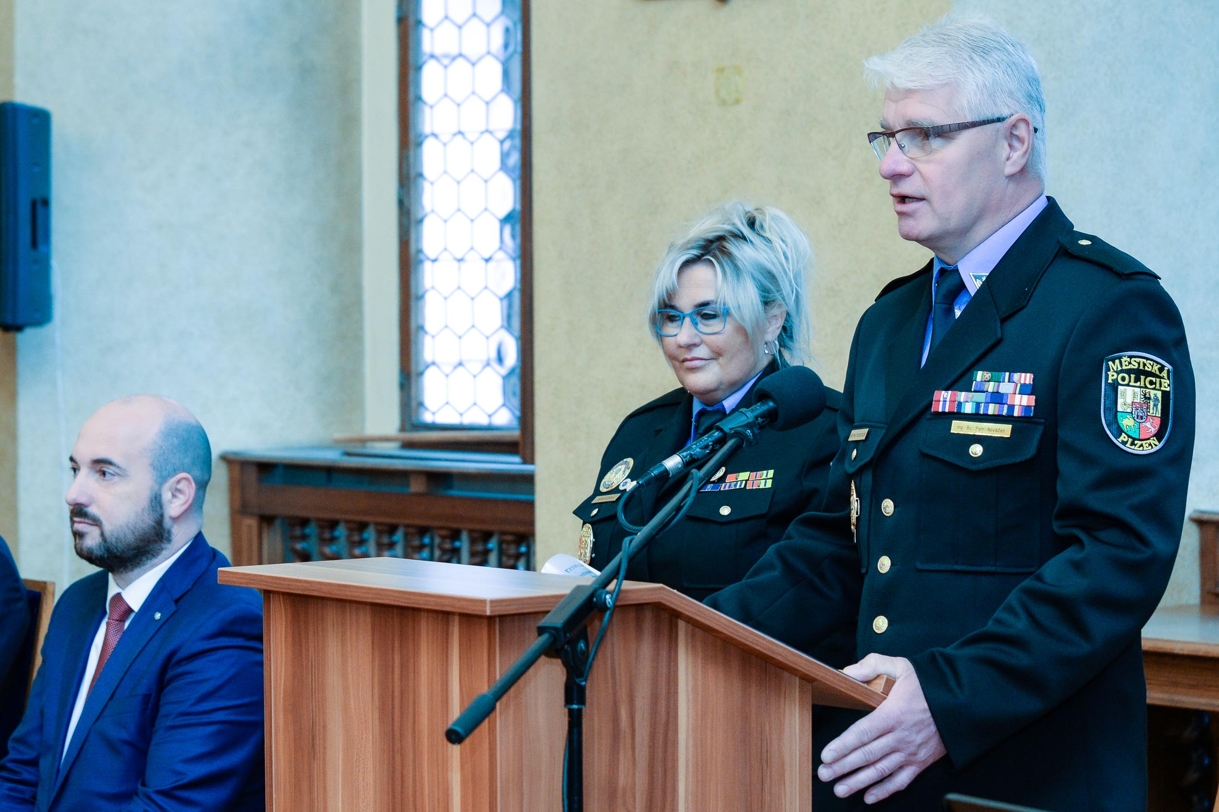 Strážníci a zaměstnanci městské policie obdrželi ocenění za věrnost, mimořádné činy, záchrany životů a statečnost (foto: M. Pecuch, 19.4.2023)