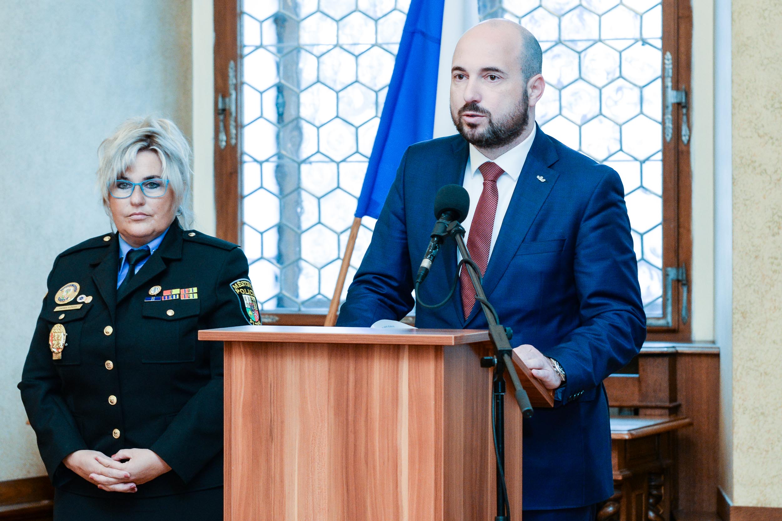 Strážníci a zaměstnanci městské policie obdrželi ocenění za věrnost, mimořádné činy, záchrany životů a statečnost (foto: M. Pecuch, 19.4.2023)