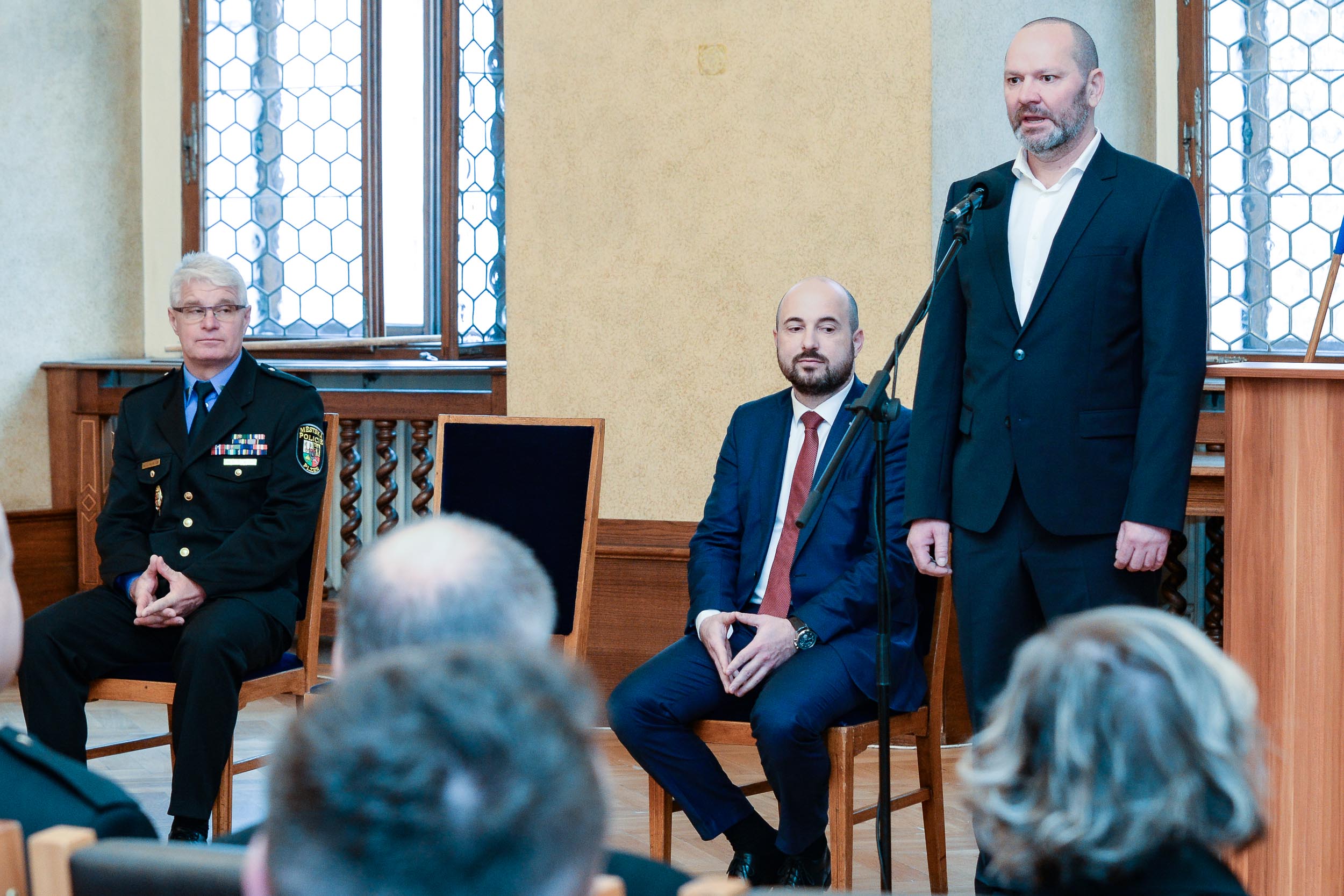 Strážníci a zaměstnanci městské policie obdrželi ocenění za věrnost, mimořádné činy, záchrany životů a statečnost (foto: M. Pecuch, 19.4.2023)