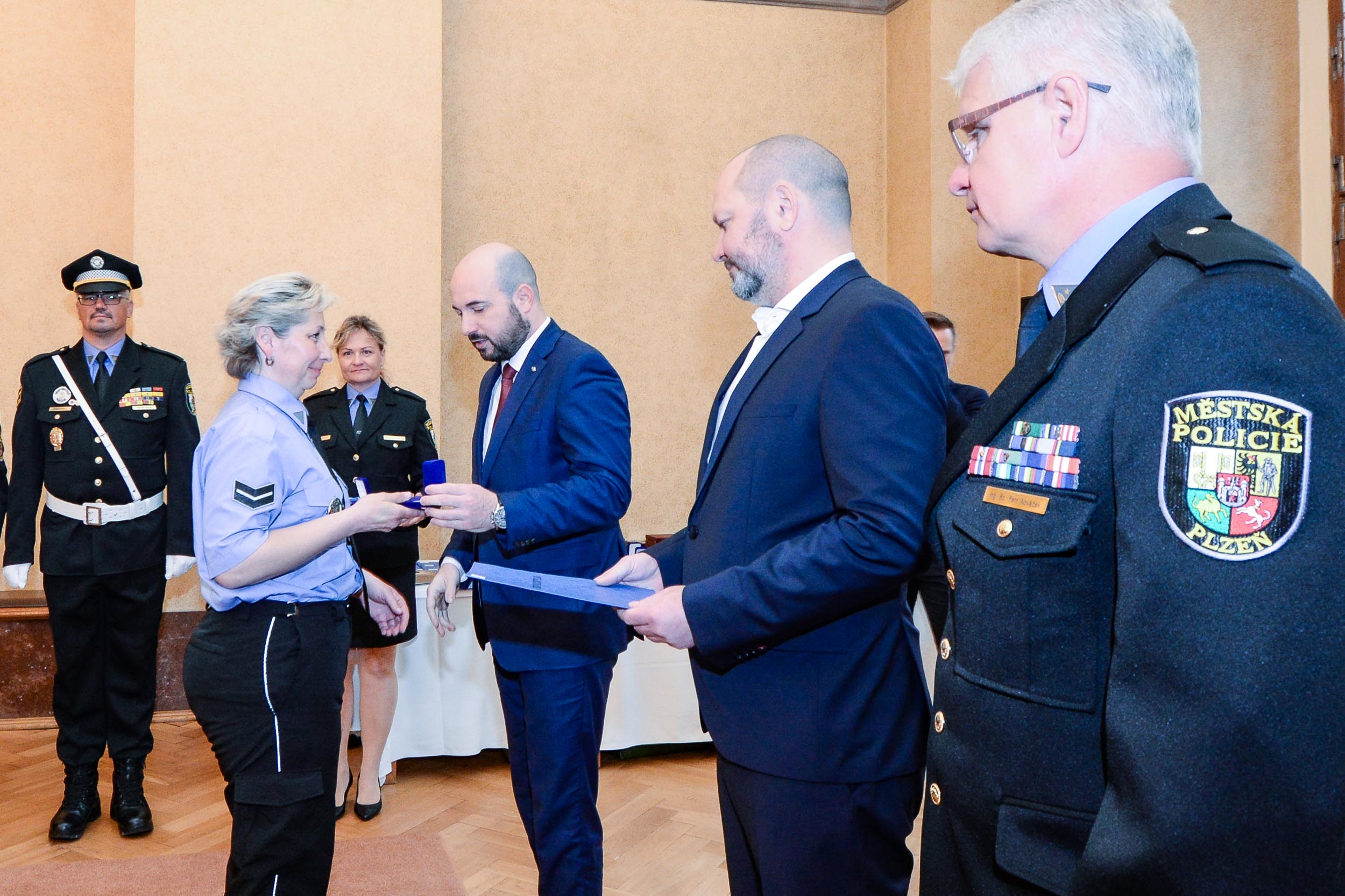 Strážníci a zaměstnanci městské policie obdrželi ocenění za věrnost, mimořádné činy, záchrany životů a statečnost (foto: M. Pecuch, 19.4.2023)