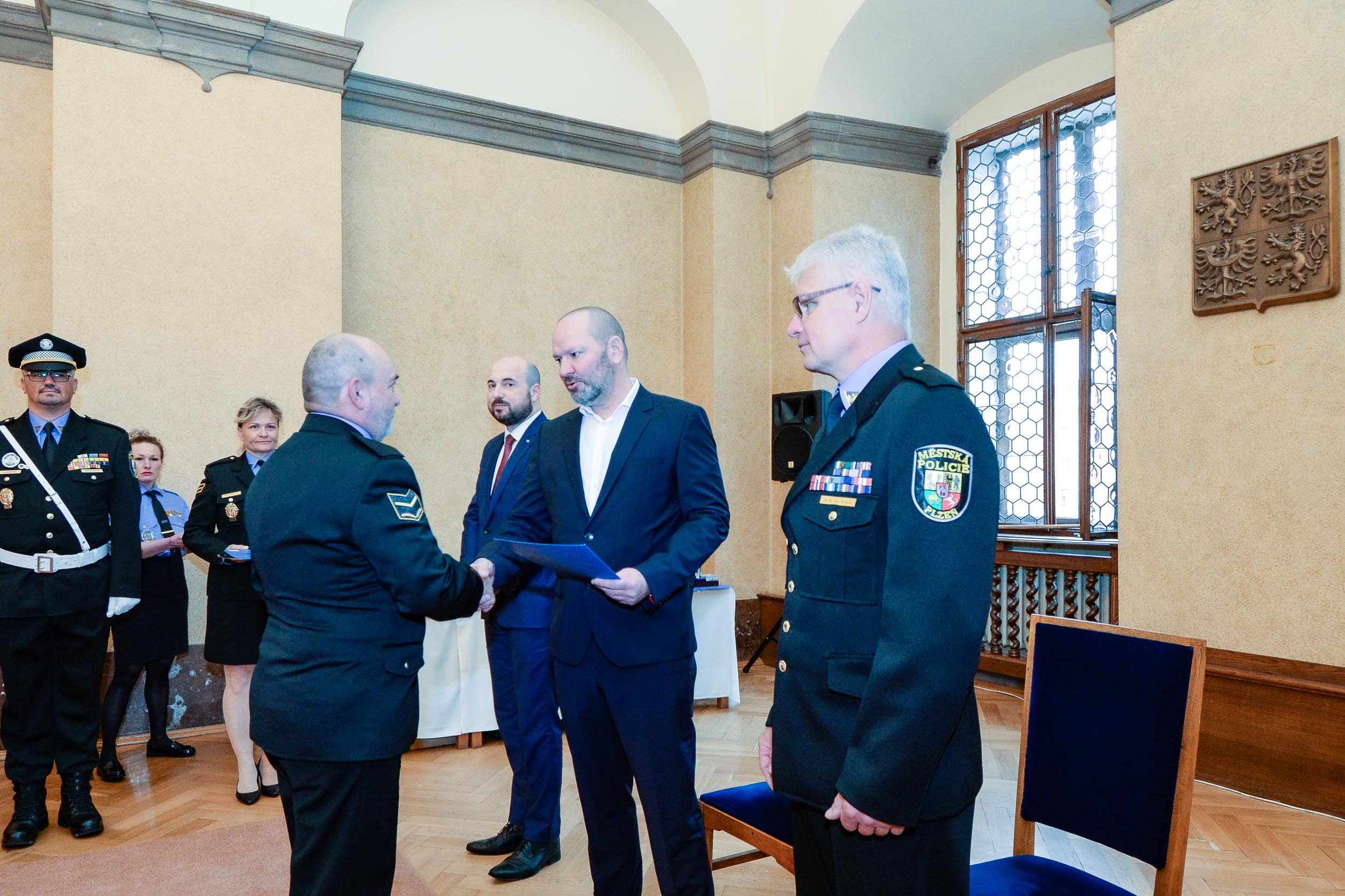 Strážníci a zaměstnanci městské policie obdrželi ocenění za věrnost, mimořádné činy, záchrany životů a statečnost (foto: M. Pecuch, 19.4.2023)