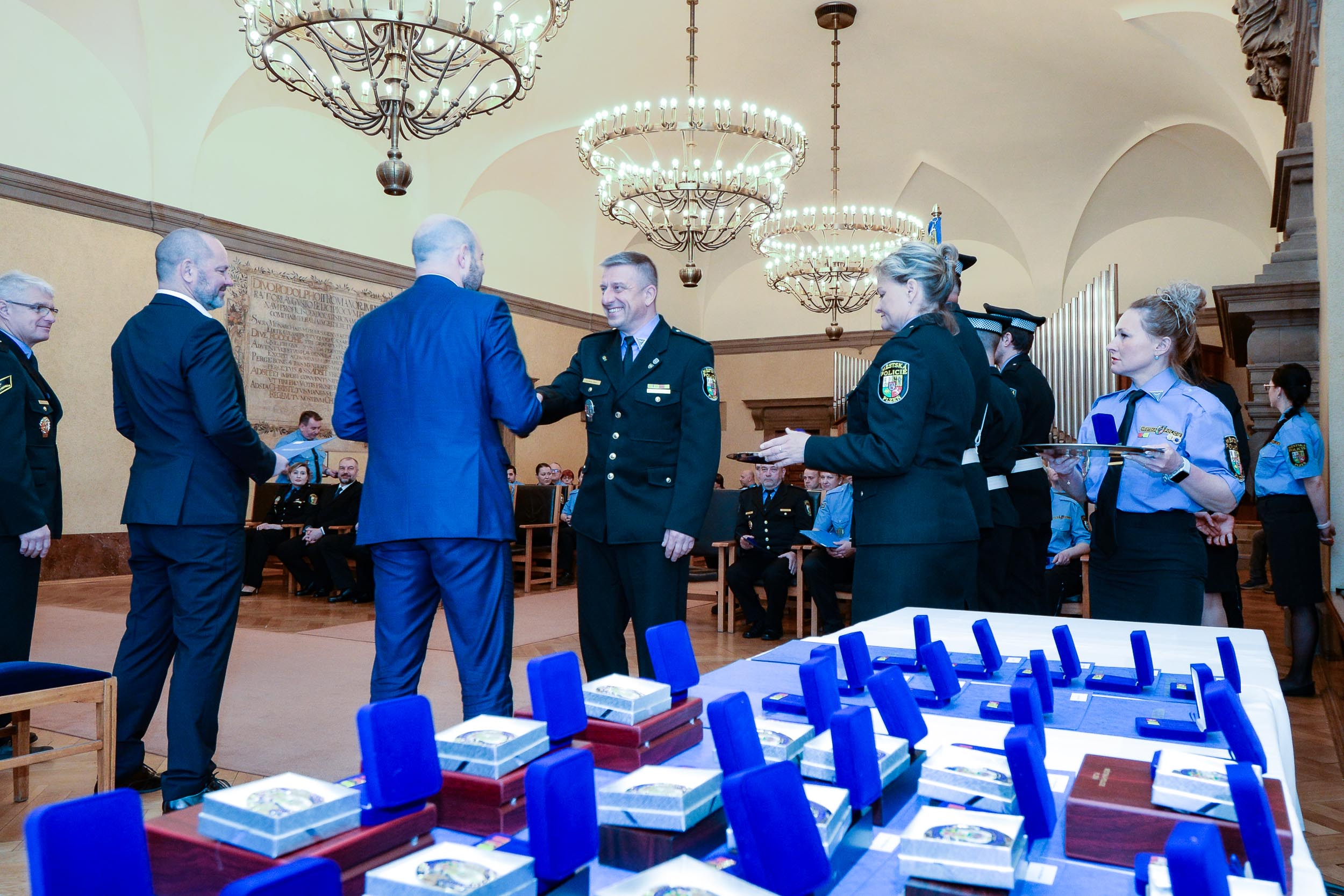 Strážníci a zaměstnanci městské policie obdrželi ocenění za věrnost, mimořádné činy, záchrany životů a statečnost (foto: M. Pecuch, 19.4.2023)