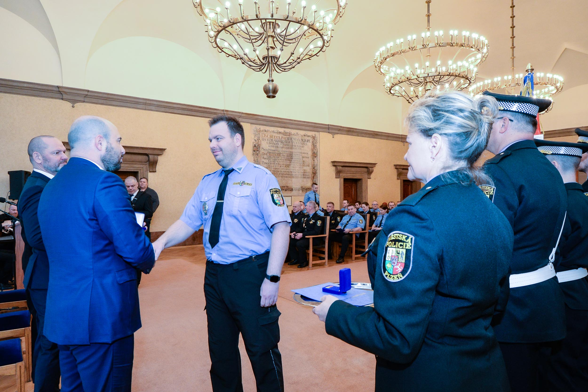Strážníci a zaměstnanci městské policie obdrželi ocenění za věrnost, mimořádné činy, záchrany životů a statečnost (foto: M. Pecuch, 19.4.2023)