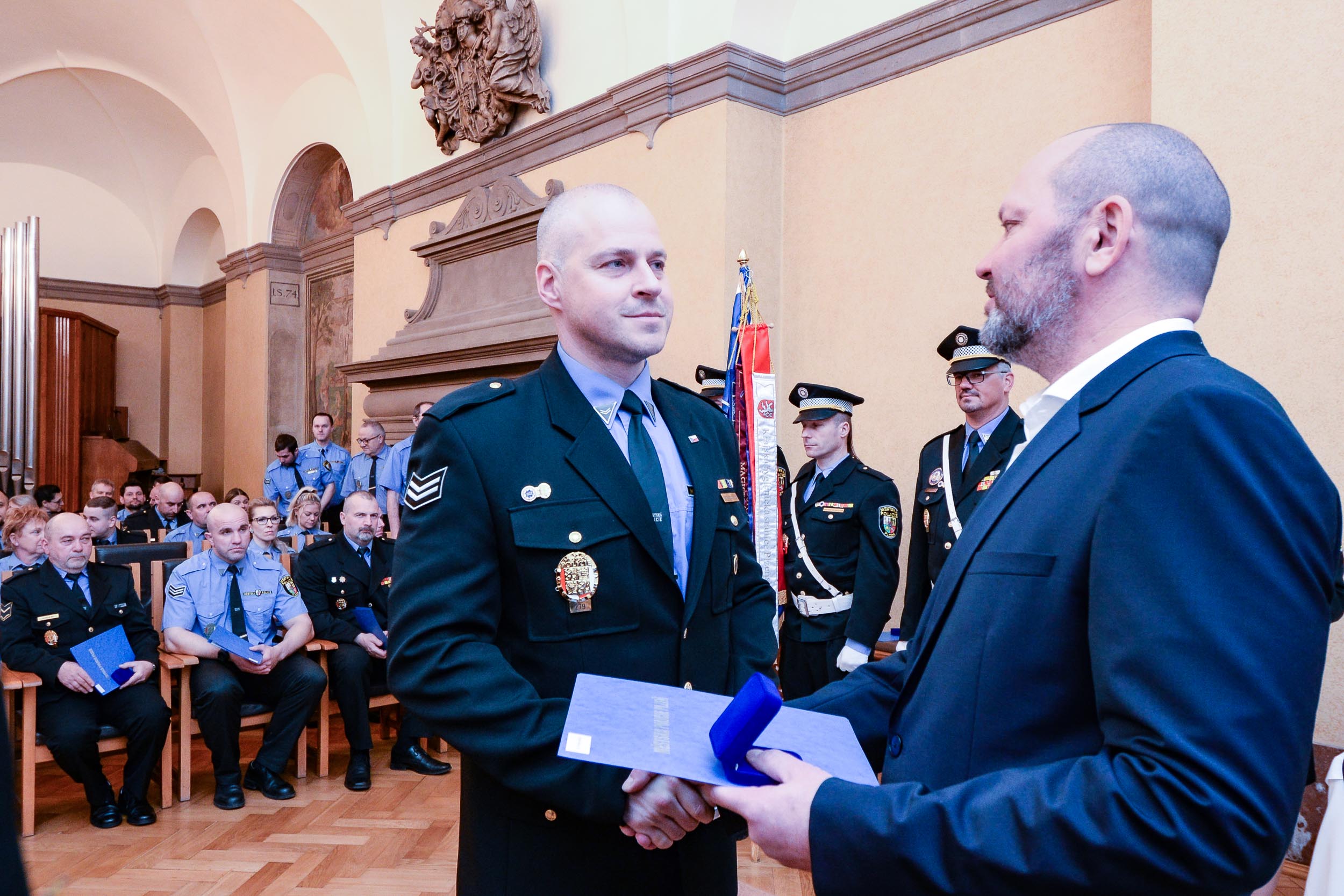 Strážníci a zaměstnanci městské policie obdrželi ocenění za věrnost, mimořádné činy, záchrany životů a statečnost
