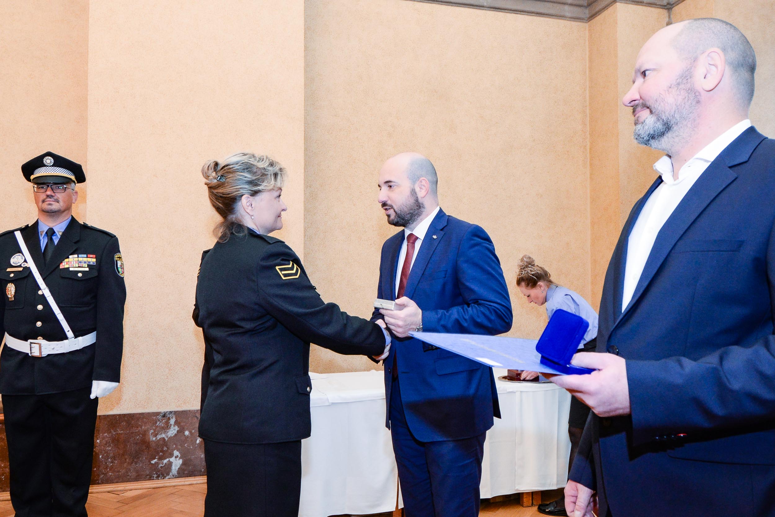 Strážníci a zaměstnanci městské policie obdrželi ocenění za věrnost, mimořádné činy, záchrany životů a statečnost (foto: M. Pecuch, 19.4.2023)