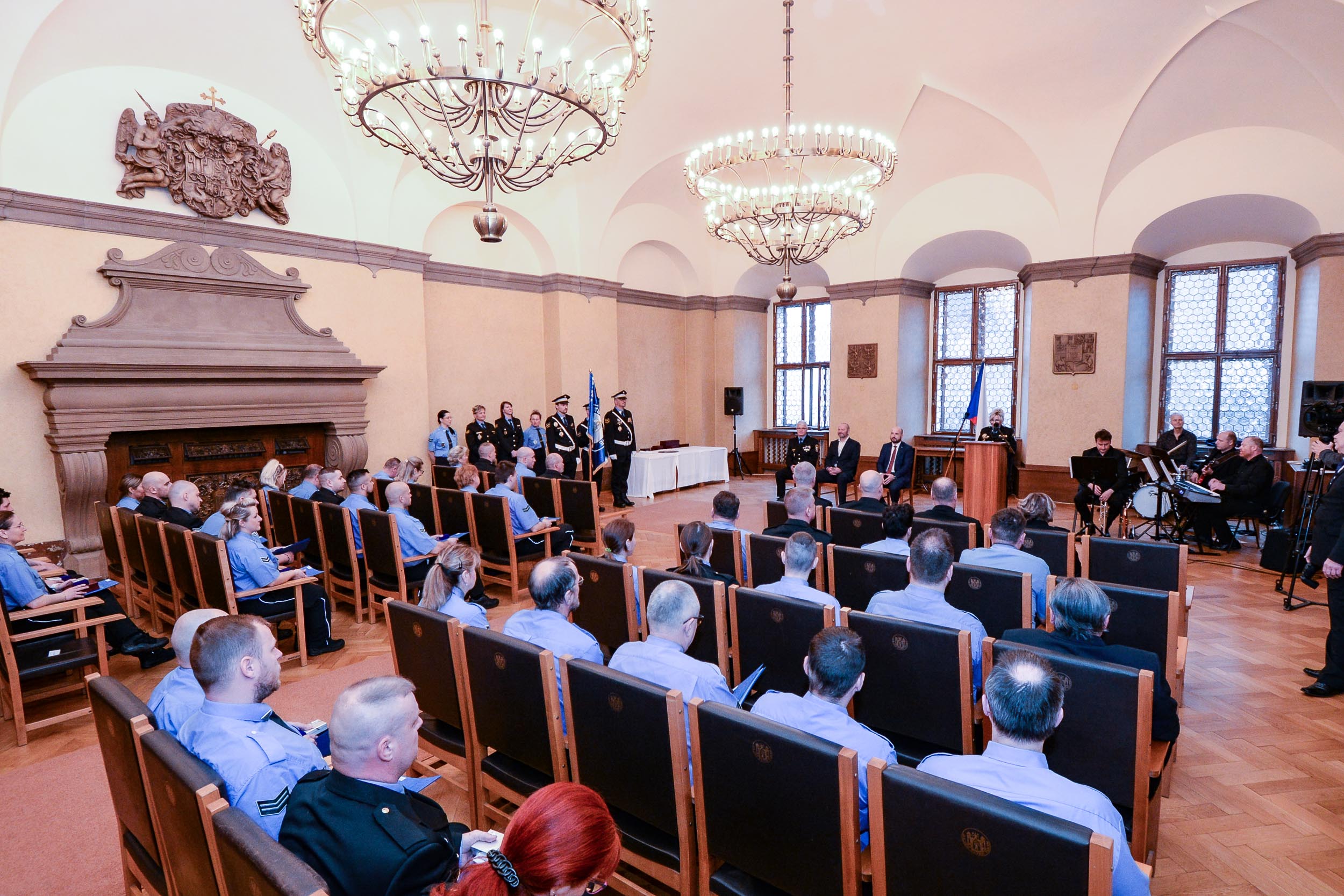 Strážníci a zaměstnanci městské policie obdrželi ocenění za věrnost, mimořádné činy, záchrany životů a statečnost (foto: M. Pecuch, 19.4.2023)