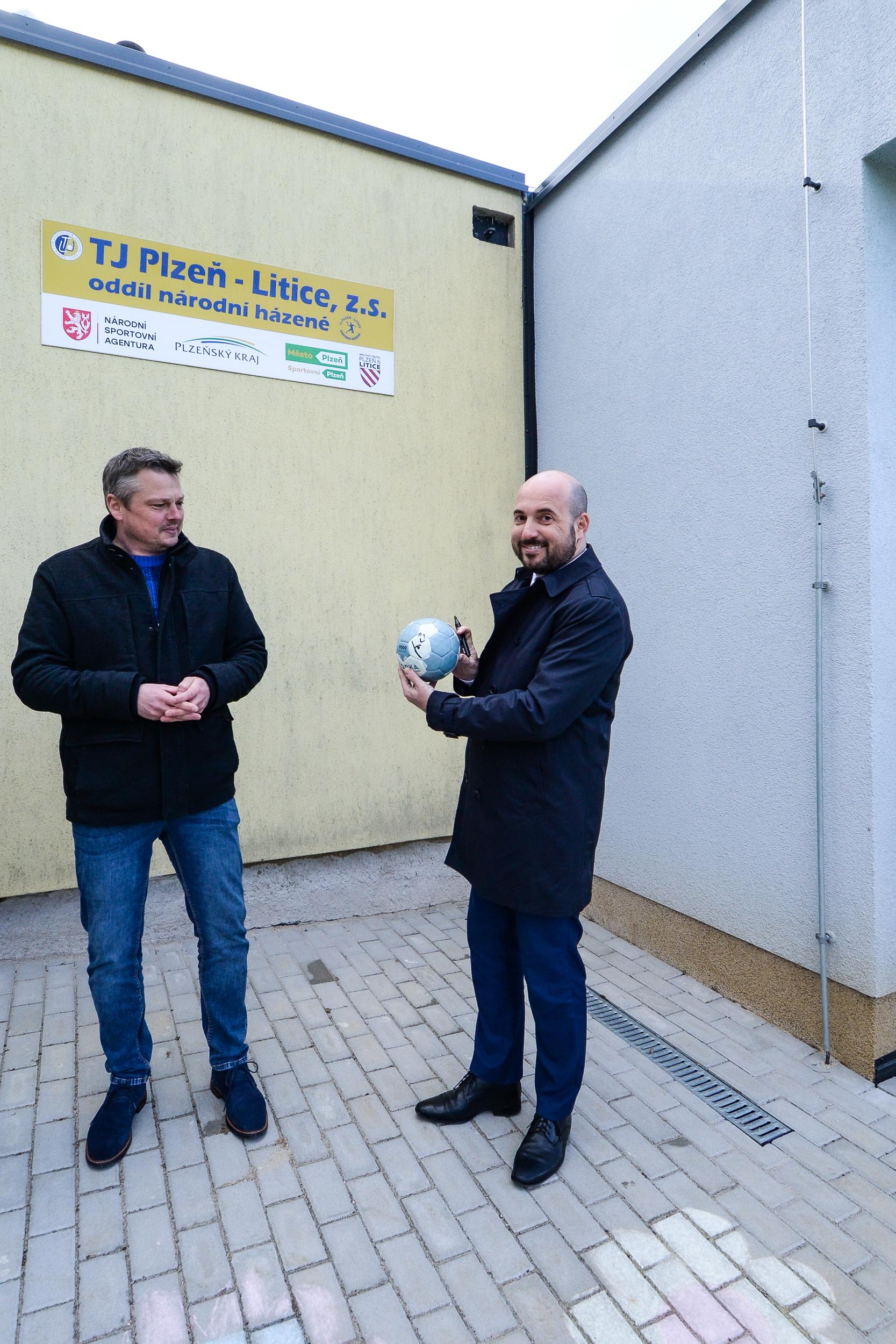 Litičtí házenkáři už se převlékají v nových šatnách (foto: M. Pecuch, 19.4.2023)