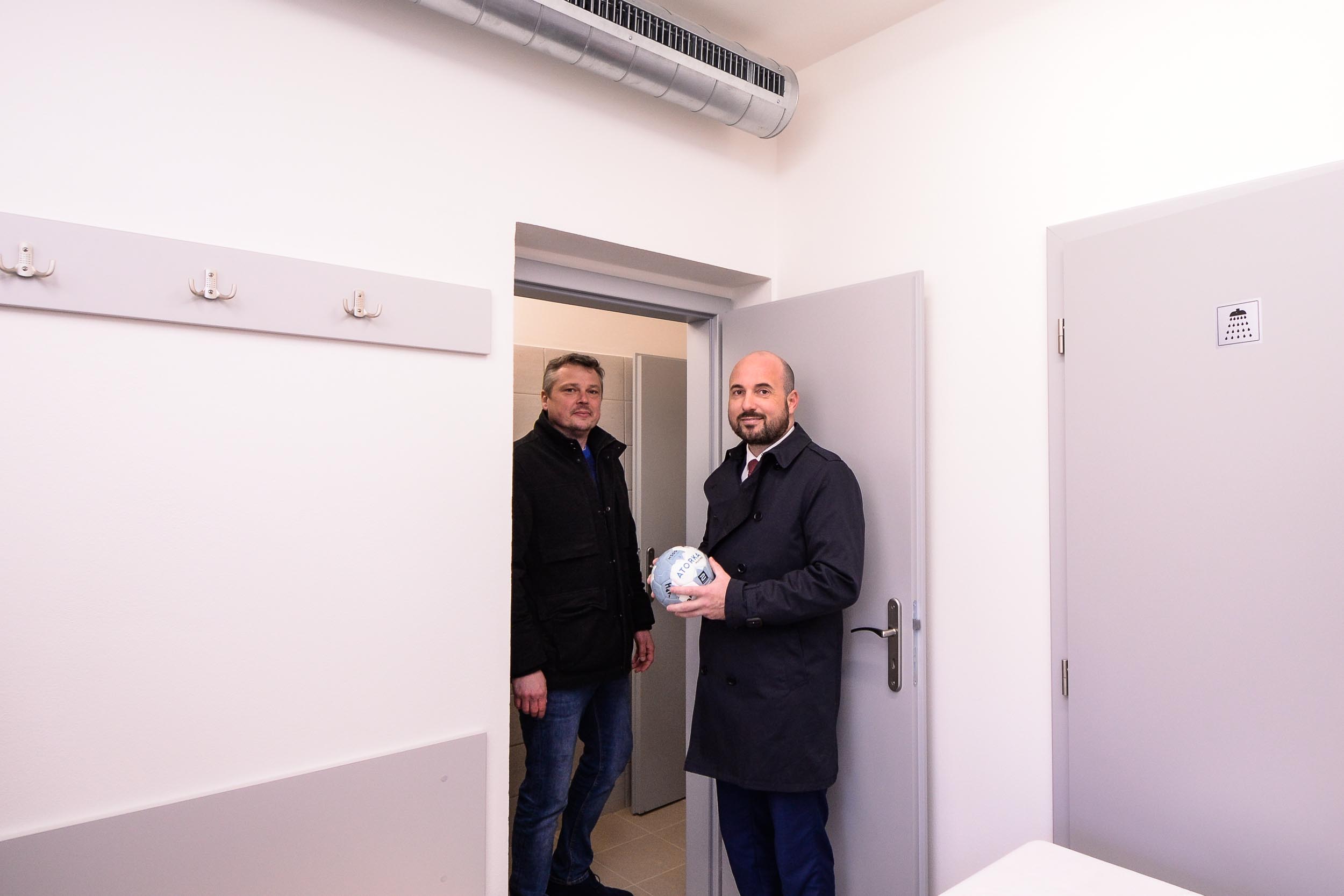 Litičtí házenkáři už se převlékají v nových šatnách (foto: M. Pecuch, 19.4.2023)