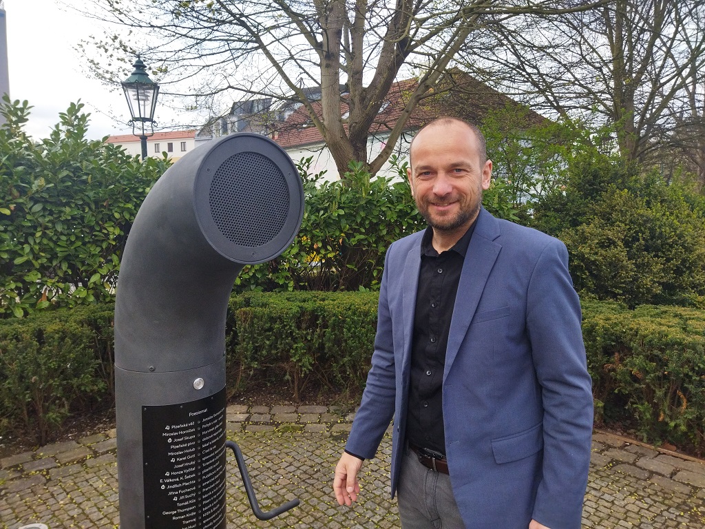 Po Praze, Ostravě, New Yorku, se i Plzeň dočkala svého Poesiomatu (foto: E. Barborková, 25.4.2023)