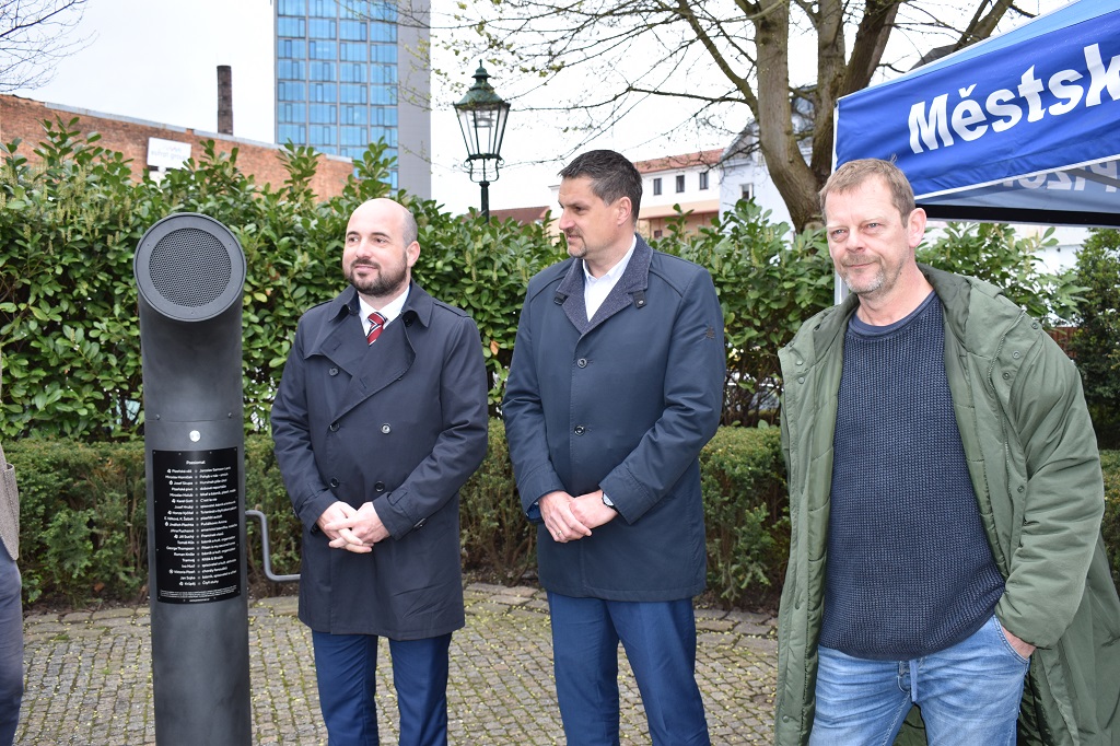 Po Praze, Ostravě, New Yorku, se i Plzeň dočkala svého Poesiomatu (foto: E. Barborková, 25.4.2023)