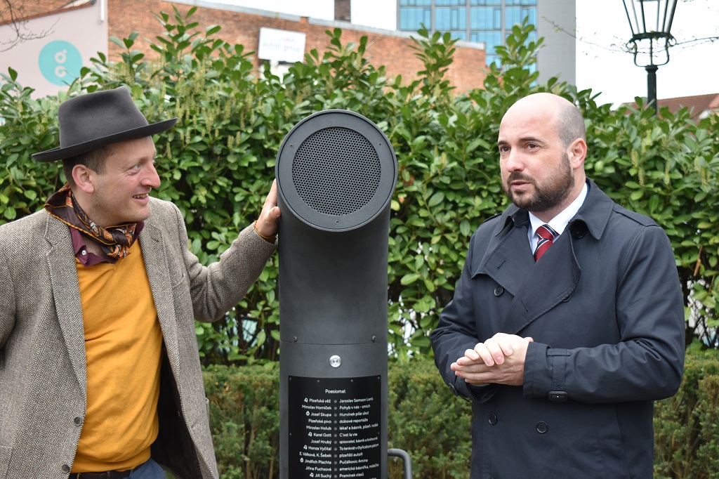 Po Praze, Ostravě, New Yorku, se i Plzeň dočkala svého Poesiomatu (foto: E. Barborková, 25.4.2023)