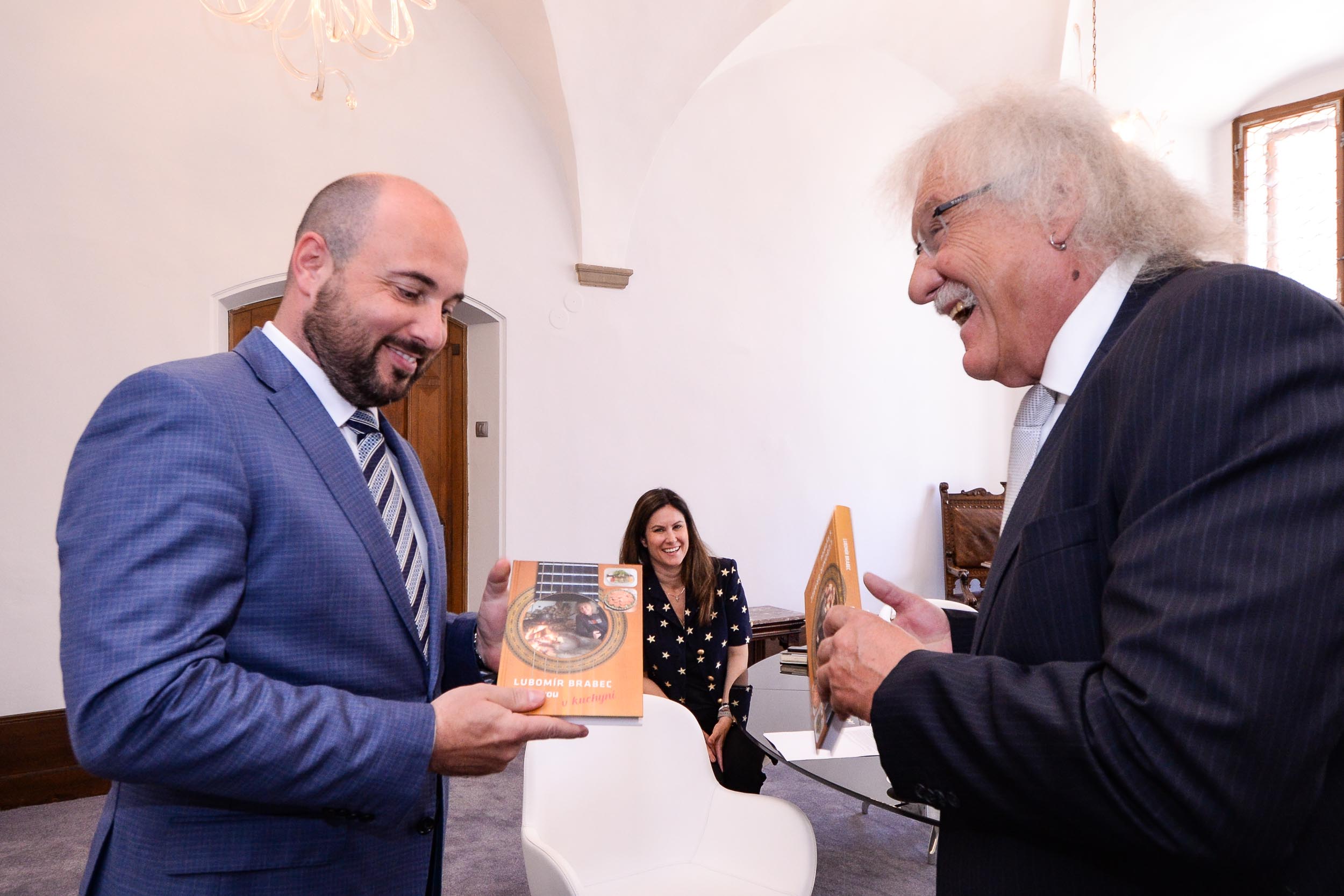 Zástupci města pogratulovali Lubomíru Brabcovi k životnímu jubileu (foto: M. Pecuch, 9.6.2023)