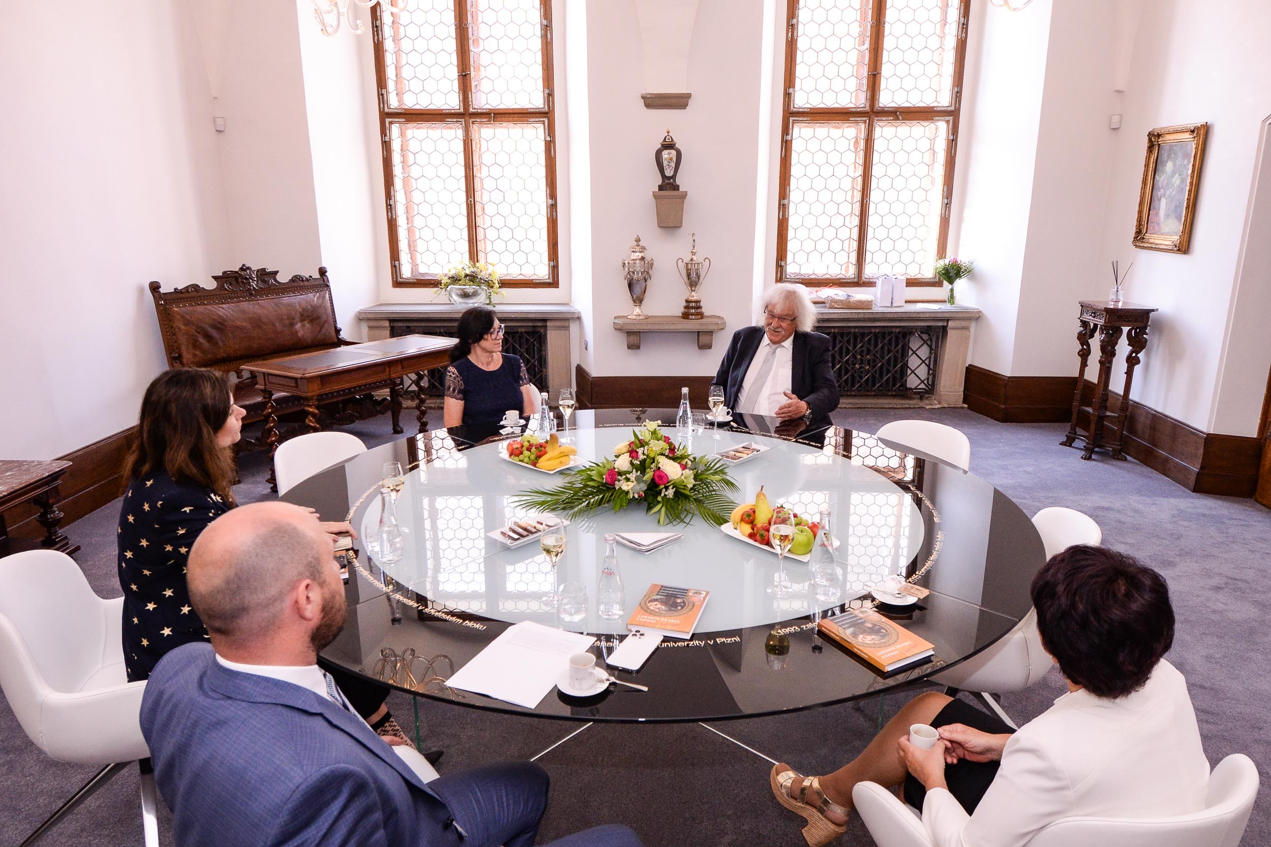 Zástupci města pogratulovali Lubomíru Brabcovi k životnímu jubileu (foto: M. Pecuch, 9.6.2023)