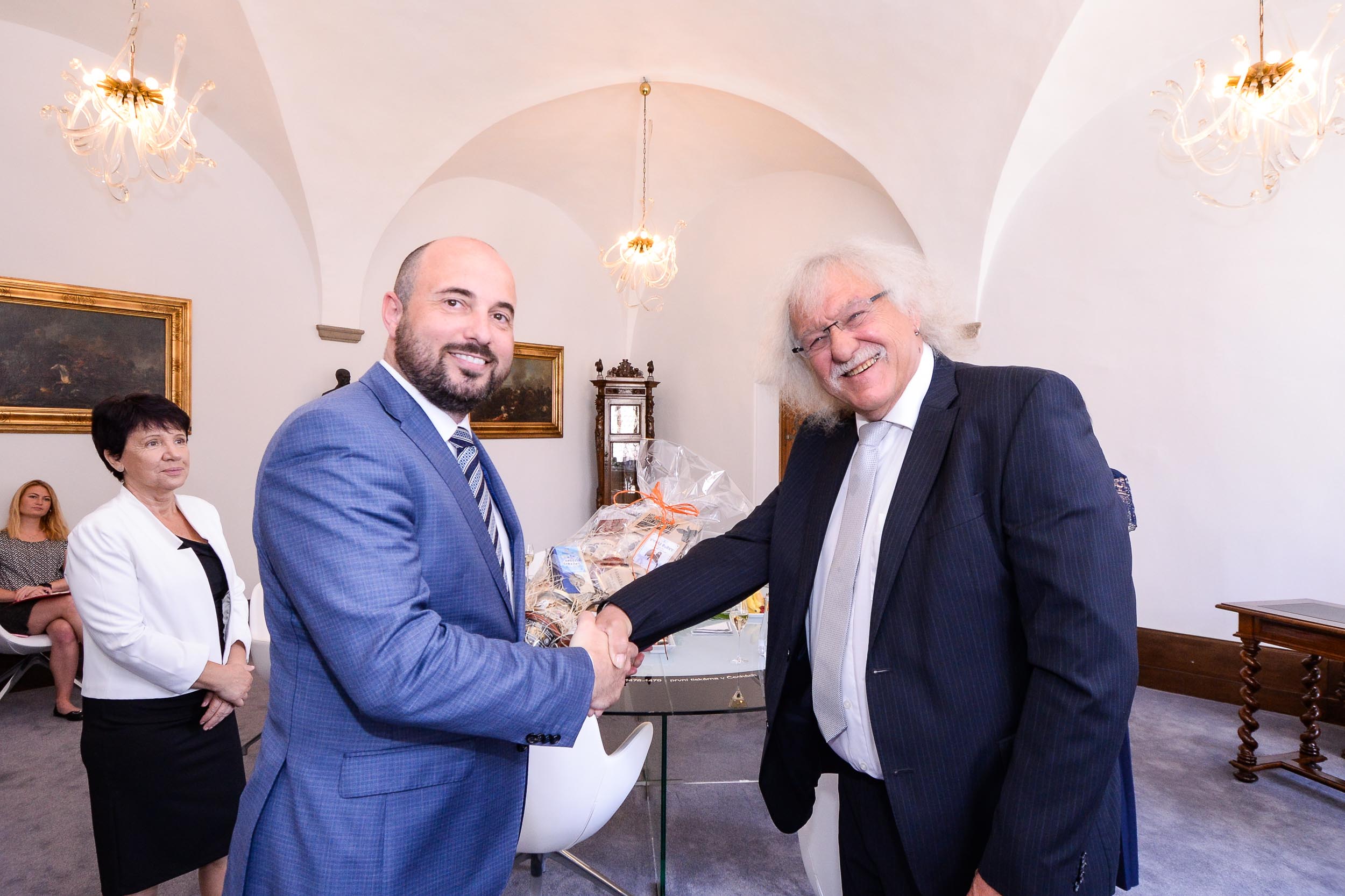 Zástupci města pogratulovali Lubomíru Brabcovi k životnímu jubileu (foto: M. Pecuch, 9.6.2023)