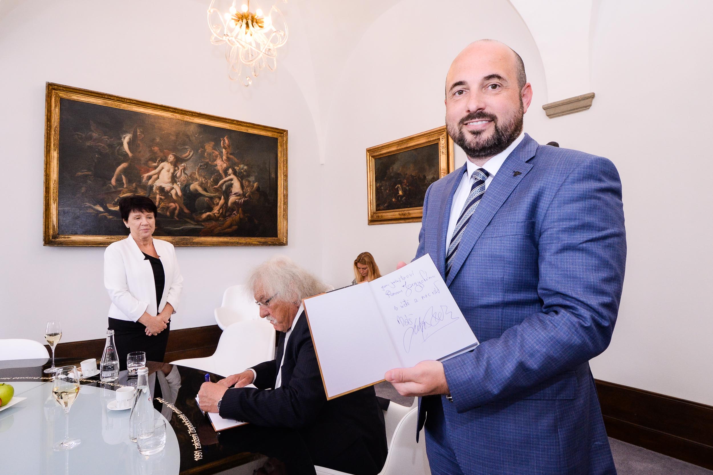 Zástupci města pogratulovali Lubomíru Brabcovi k životnímu jubileu (foto: M. Pecuch, 9.6.2023)