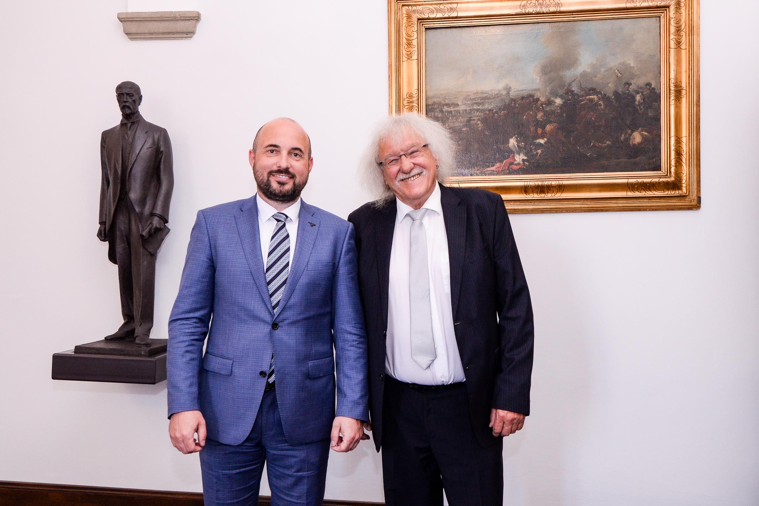 Zástupci města pogratulovali Lubomíru Brabcovi k životnímu jubileu (foto: M. Pecuch, 9.6.2023)