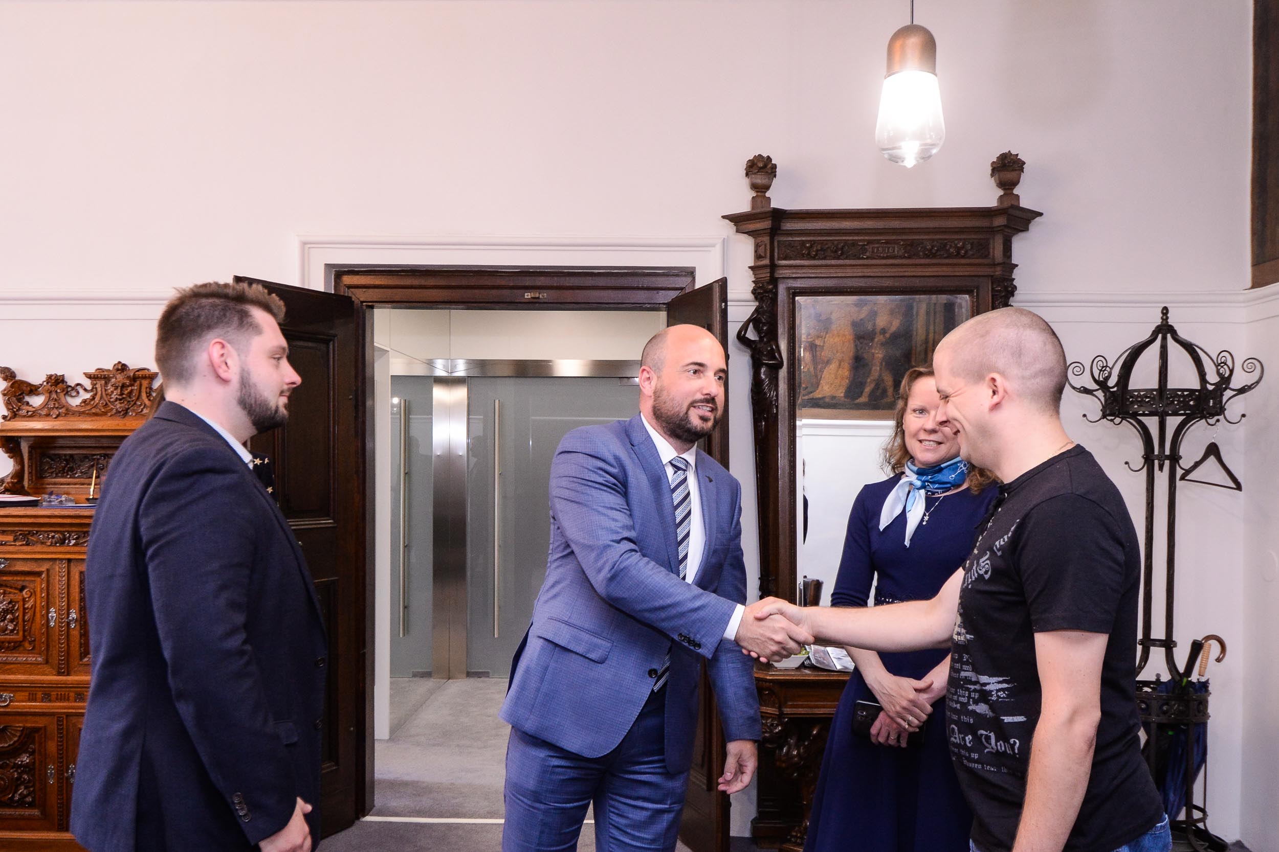 Napadeného řidiče a jeho zachránce přijal primátor na radnici (foto: M. Pecuch, 9.6.2023)