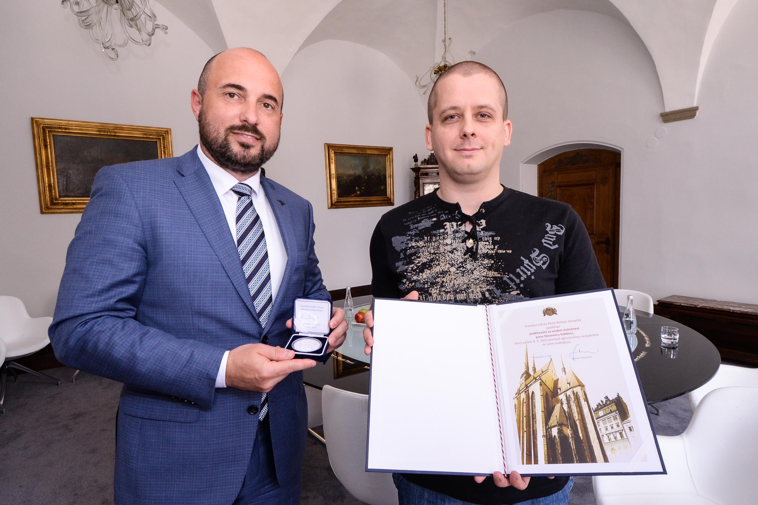 Napadeného řidiče a jeho zachránce přijal primátor na radnici (foto: M. Pecuch, 9.6.2023)