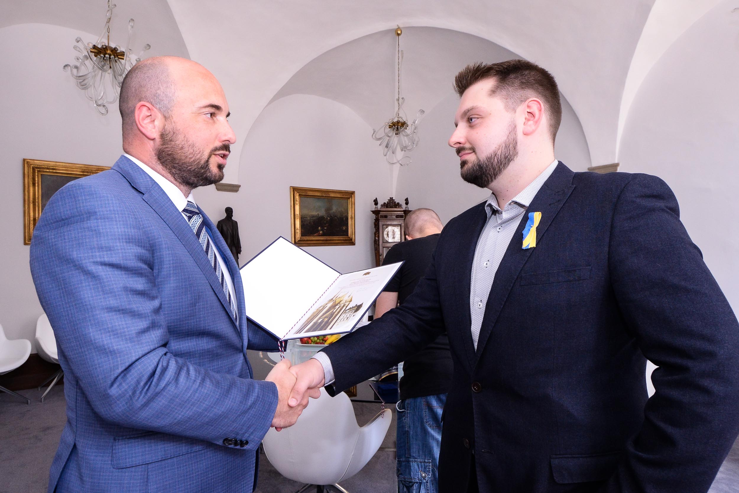 Napadeného řidiče a jeho zachránce přijal primátor na radnici (foto: M. Pecuch, 9.6.2023)