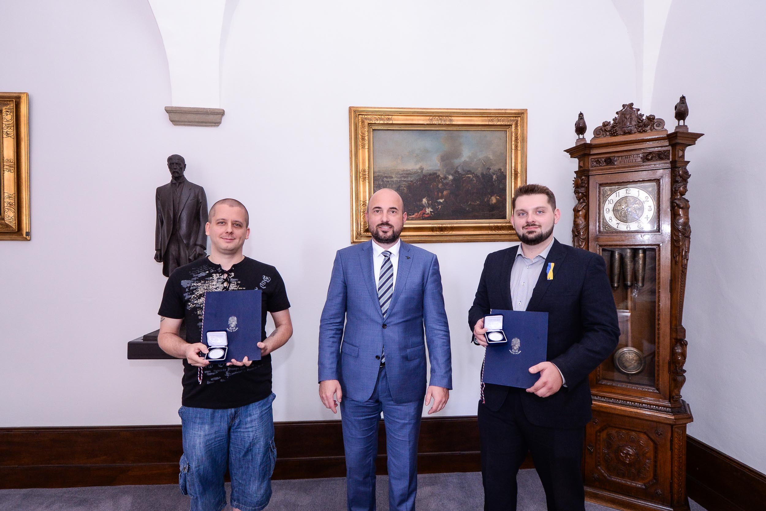 Napadeného řidiče a jeho zachránce přijal primátor na radnici