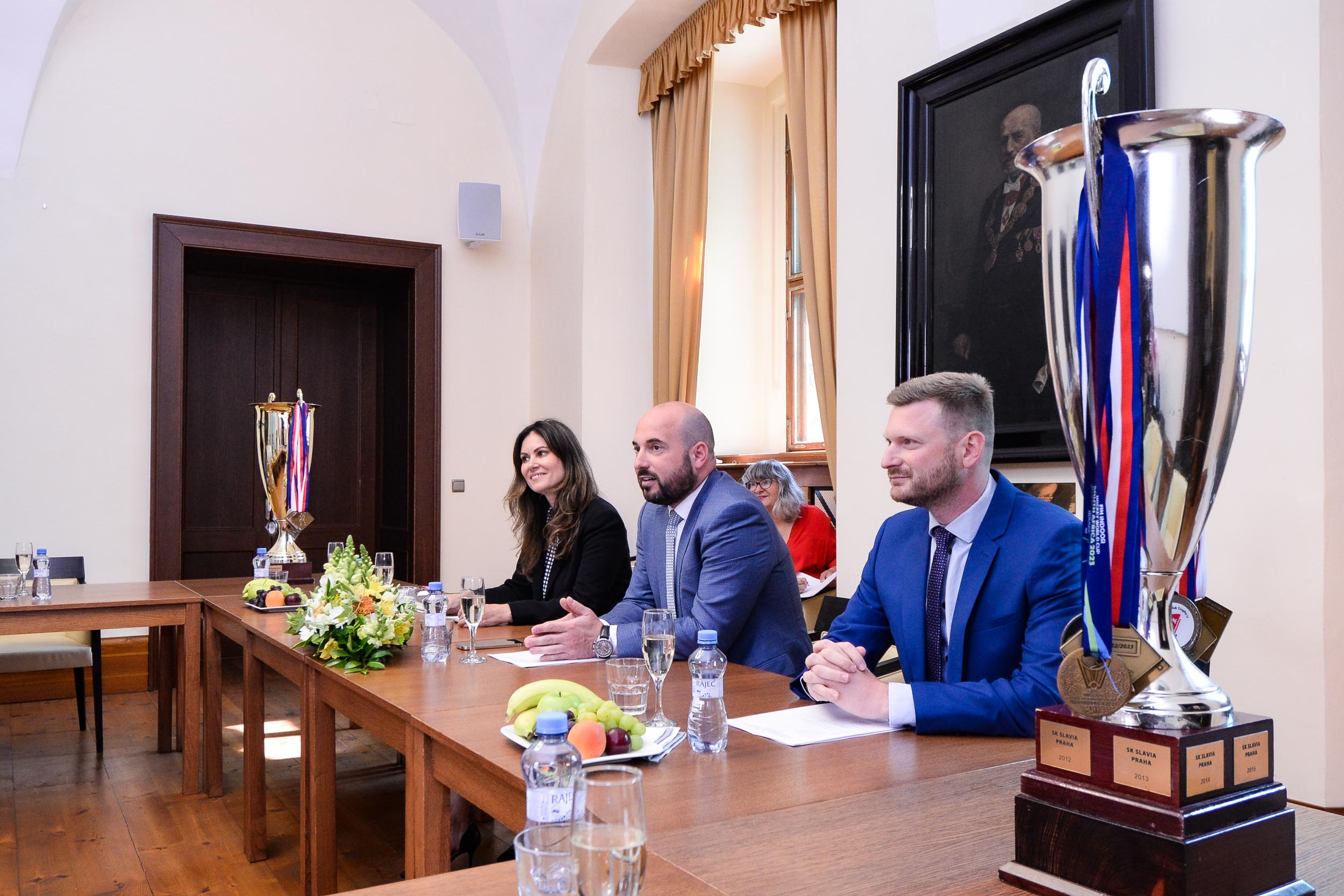 Primátor Roman Zarzycký a radní Tomáš Morávek se setkali s pozemními hokejisty a hokejistkami z Litic (foto: M. Pecuch, 14.6.2023)