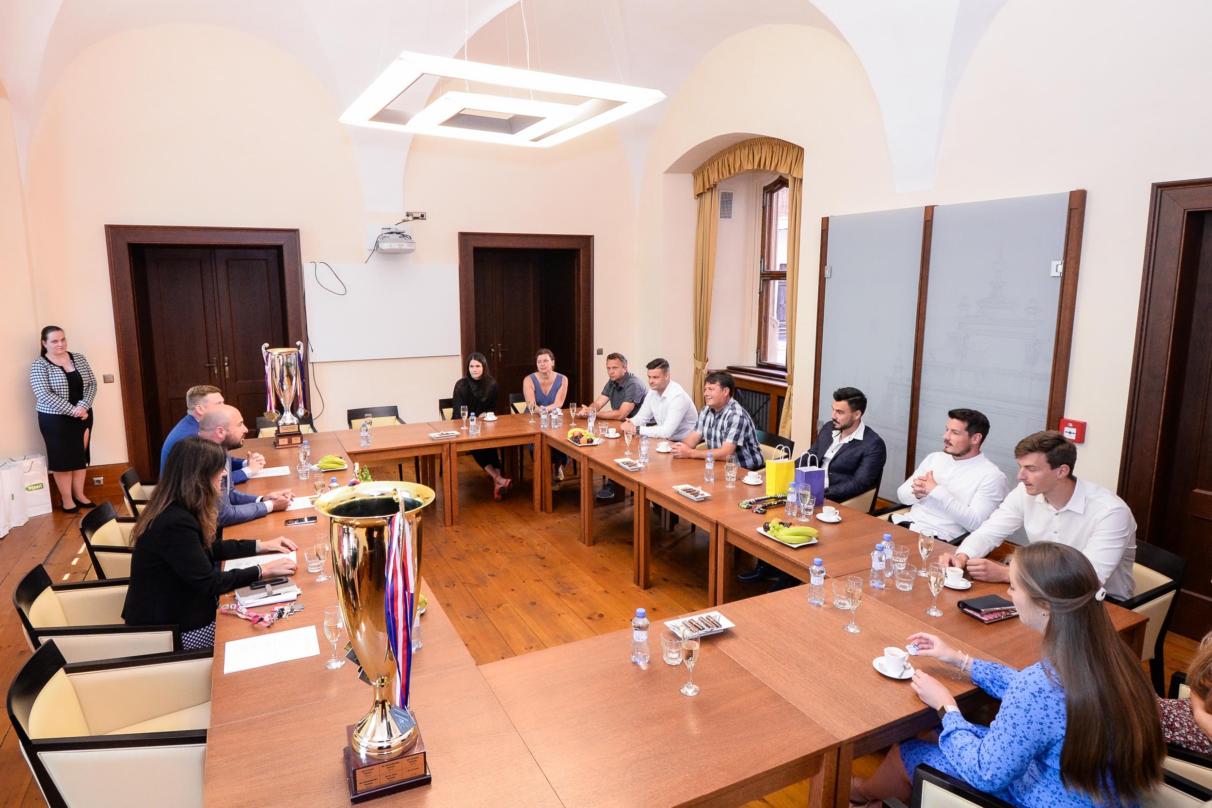 Primátor Roman Zarzycký a radní Tomáš Morávek se setkali s pozemními hokejisty a hokejistkami z Litic (foto: M. Pecuch, 14.6.2023)