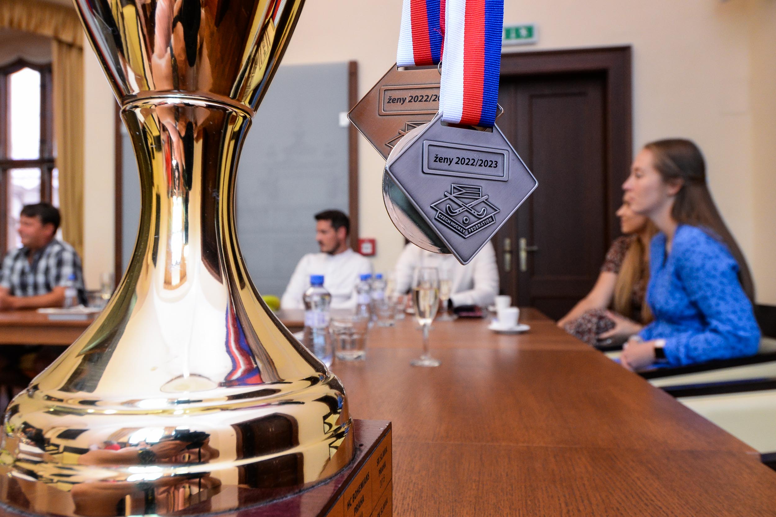 Primátor Roman Zarzycký a radní Tomáš Morávek se setkali s pozemními hokejisty a hokejistkami z Litic (foto: M. Pecuch, 14.6.2023)