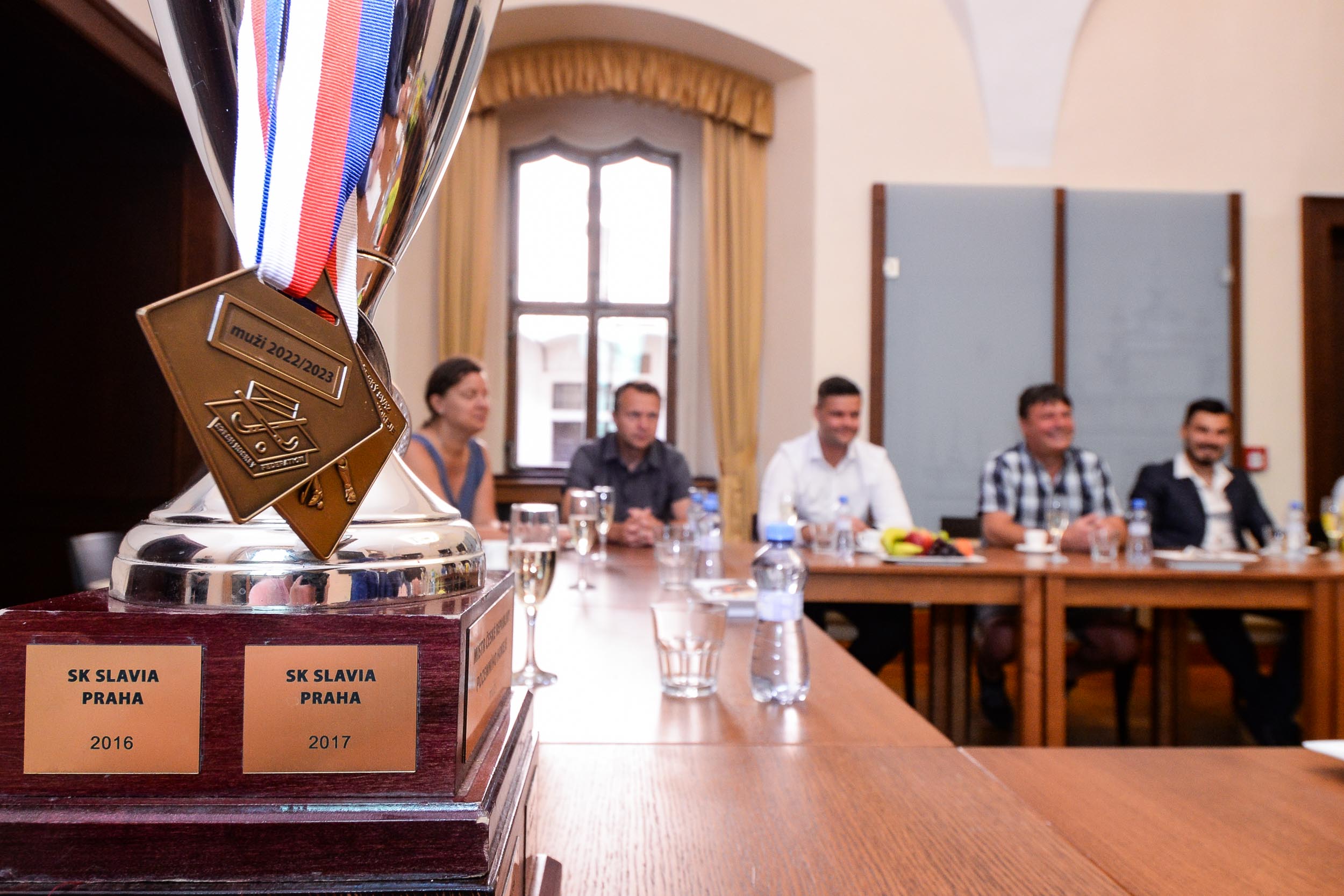 Primátor Roman Zarzycký a radní Tomáš Morávek se setkali s pozemními hokejisty a hokejistkami z Litic (foto: M. Pecuch, 14.6.2023)