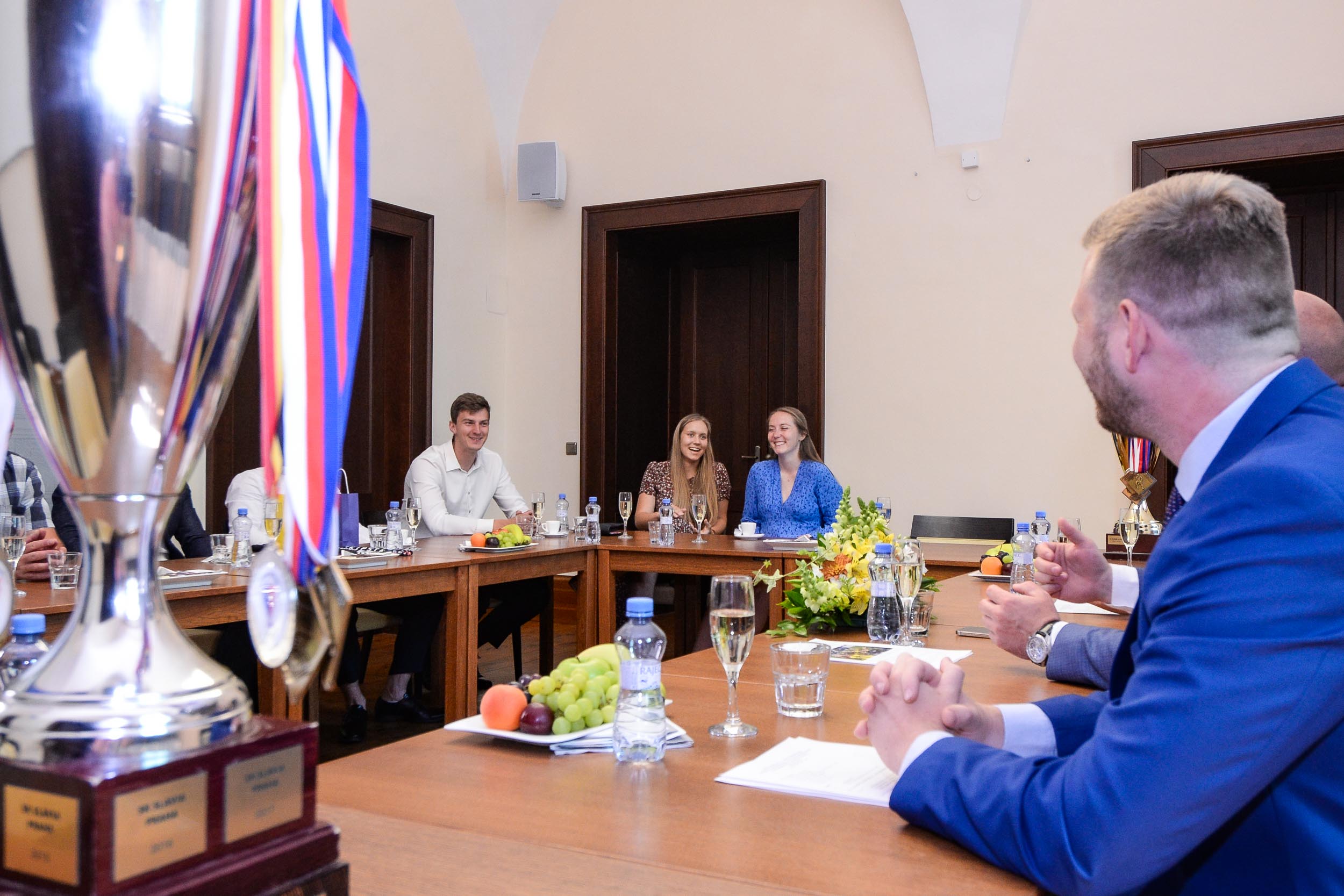 Primátor Roman Zarzycký a radní Tomáš Morávek se setkali s pozemními hokejisty a hokejistkami z Litic (foto: M. Pecuch, 14.6.2023)
